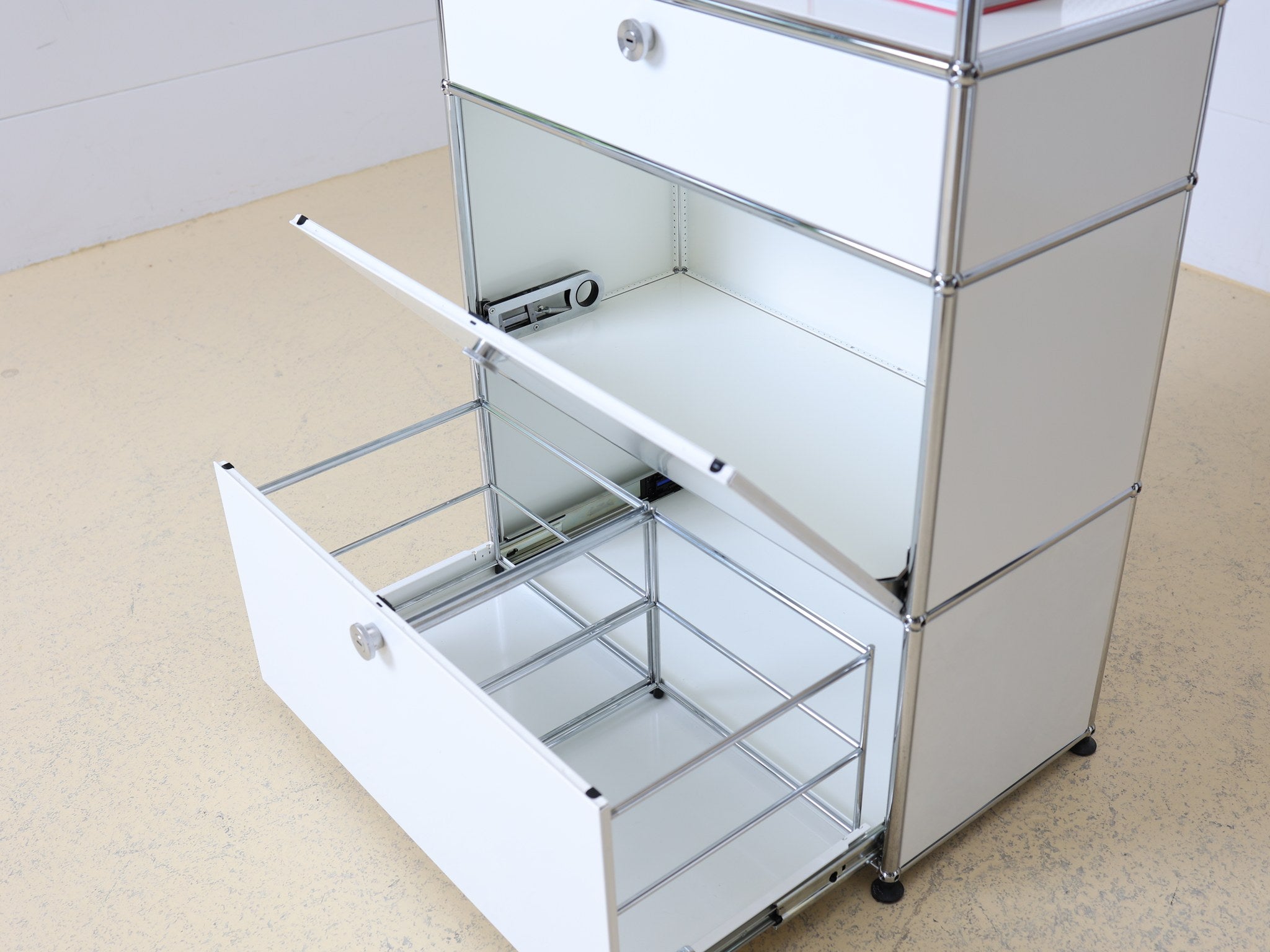 USM Haller Highboard mit Klapptüren und Schubladen in Reinweiss – Occasion