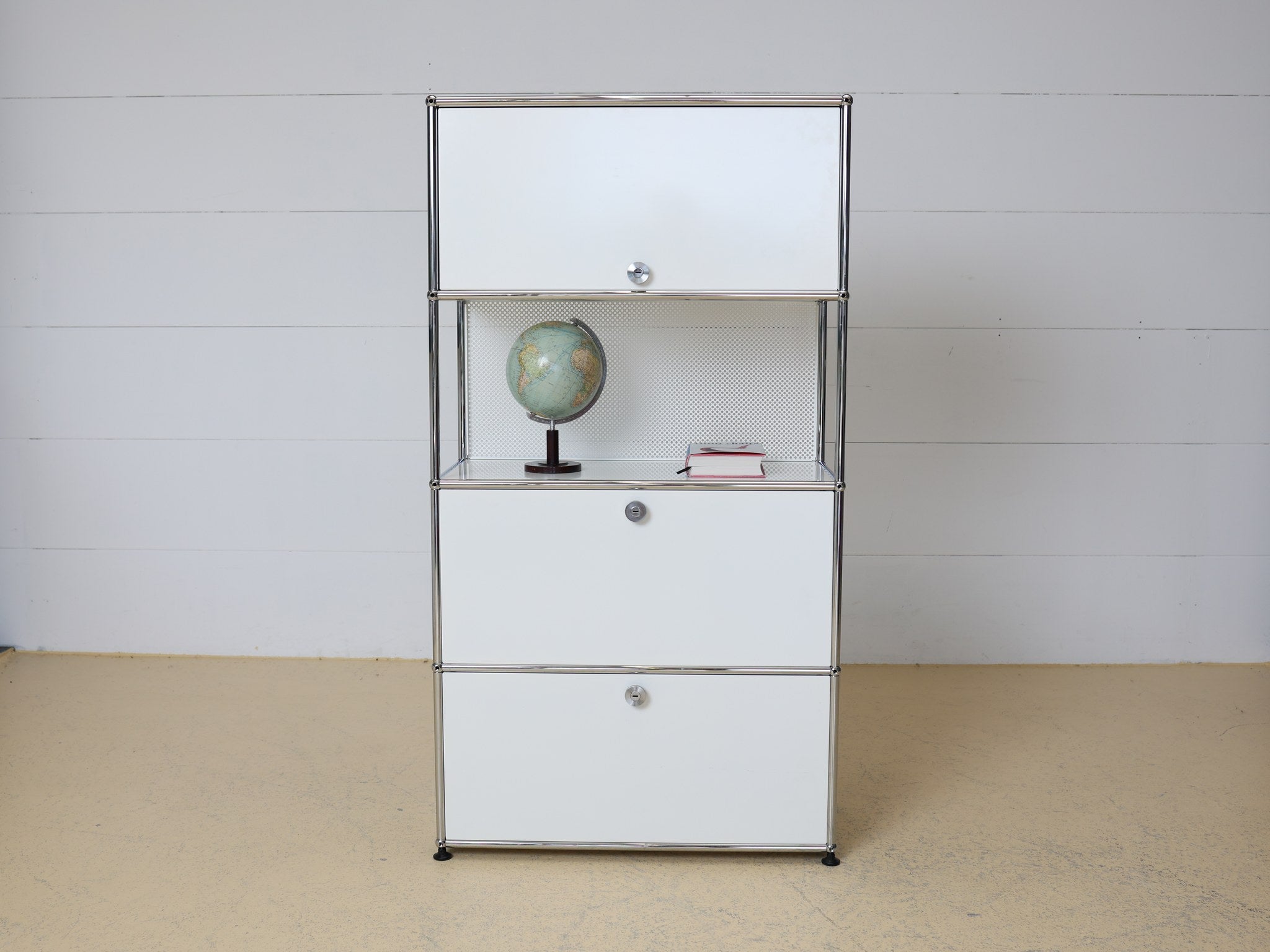 USM Haller Highboard 1x4 Seitenansicht zeigt schlanke Silhouette
