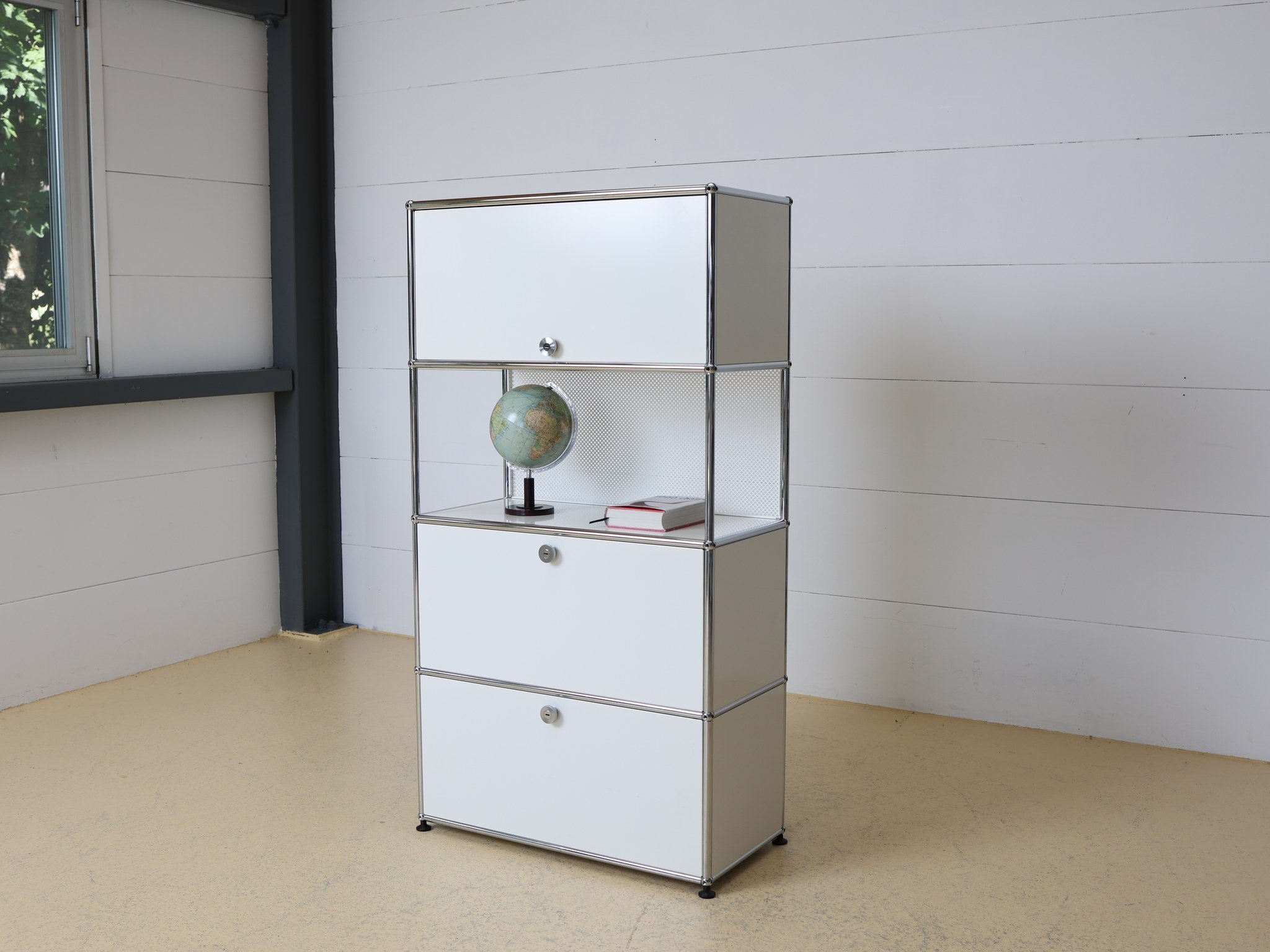 USM Haller Highboard Reinweiss offenes Fach mit Lochblech Detail