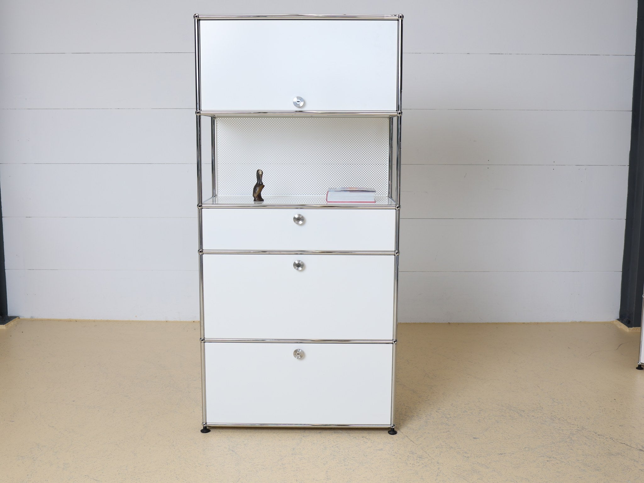 USM Haller Highboard Reinweiss seitliche Ansicht – sehr guter Zustand