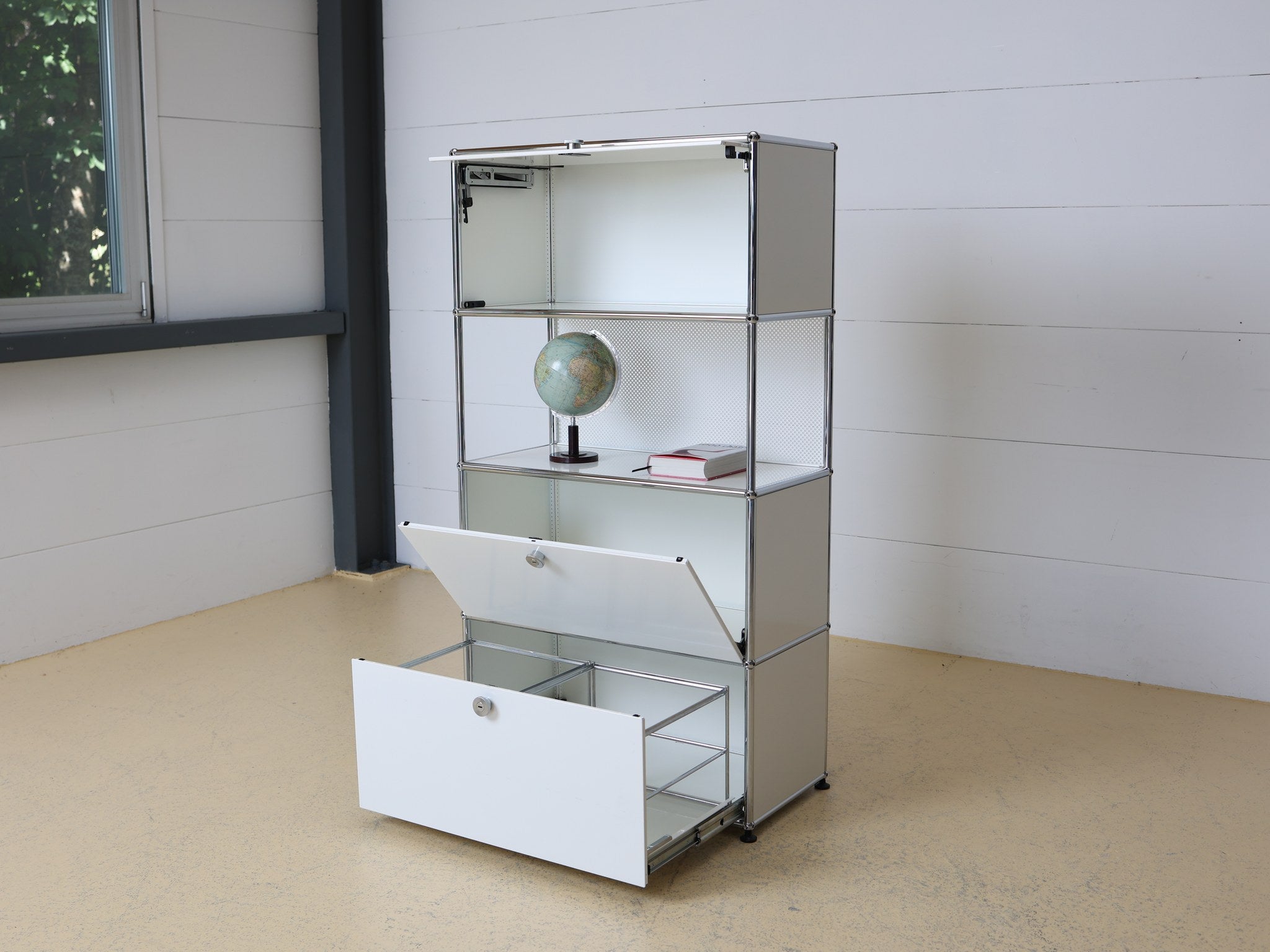 USM Haller Highboard weiss Klapptür geöffnet zeigt Stauraum