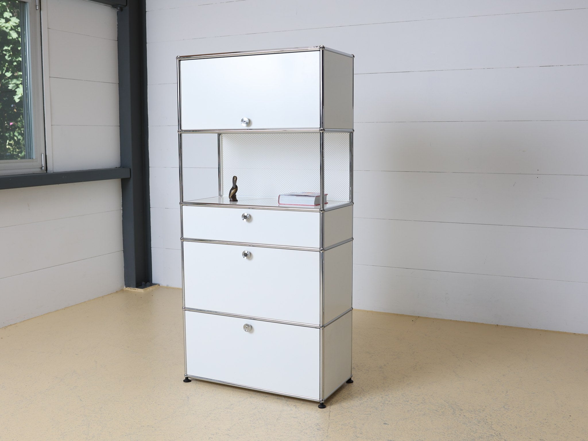 USM Haller Highboard geöffnet mit Lochblech-Rückwand – Secondhand Designmöbel