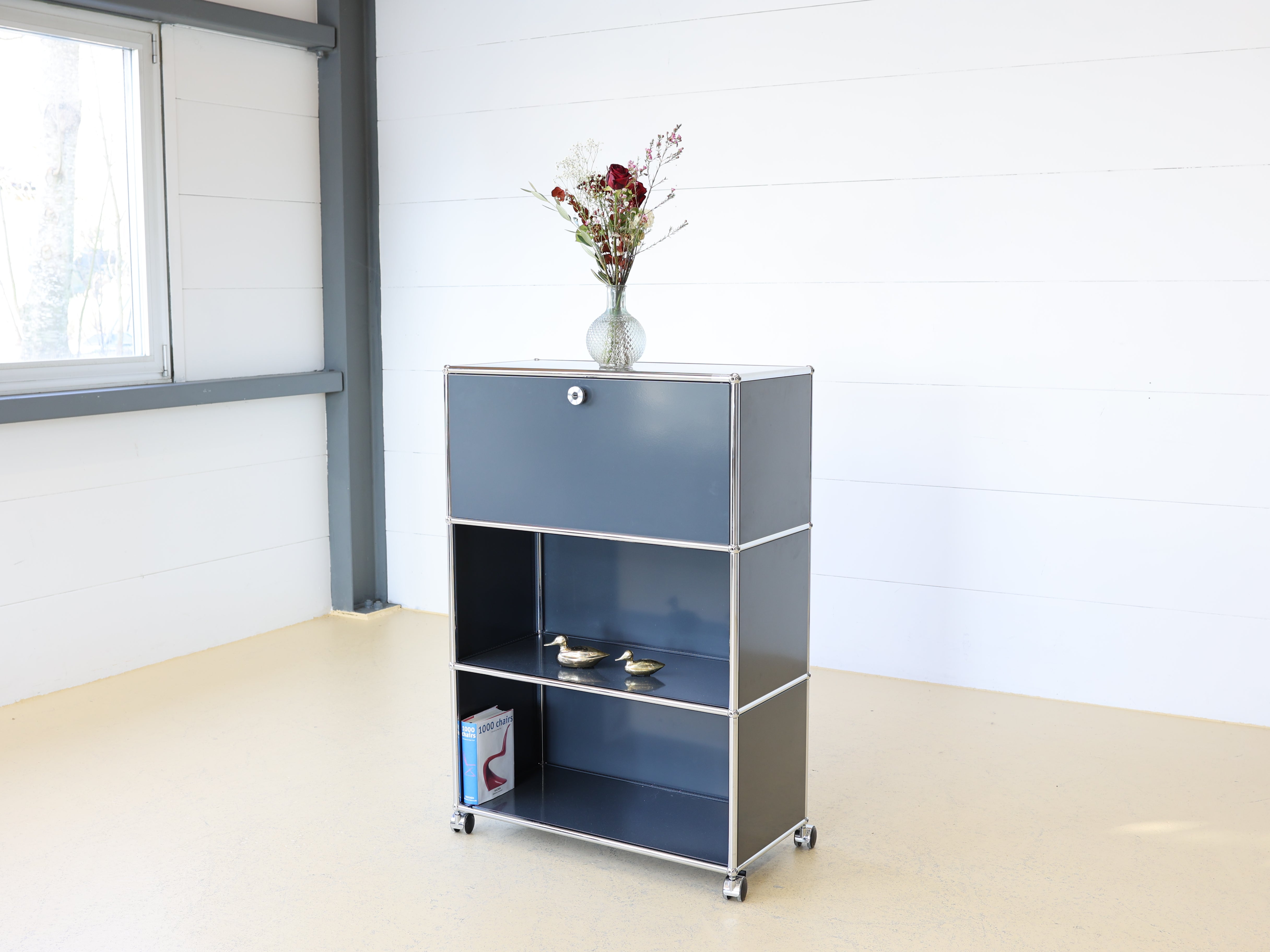 USM Haller Highboard in Grau (Anthrazitgrau) mit einer Klapptüre. Modularer Schweizer Designklassiker im Vintage-Zustand bei atelier TILIJA.