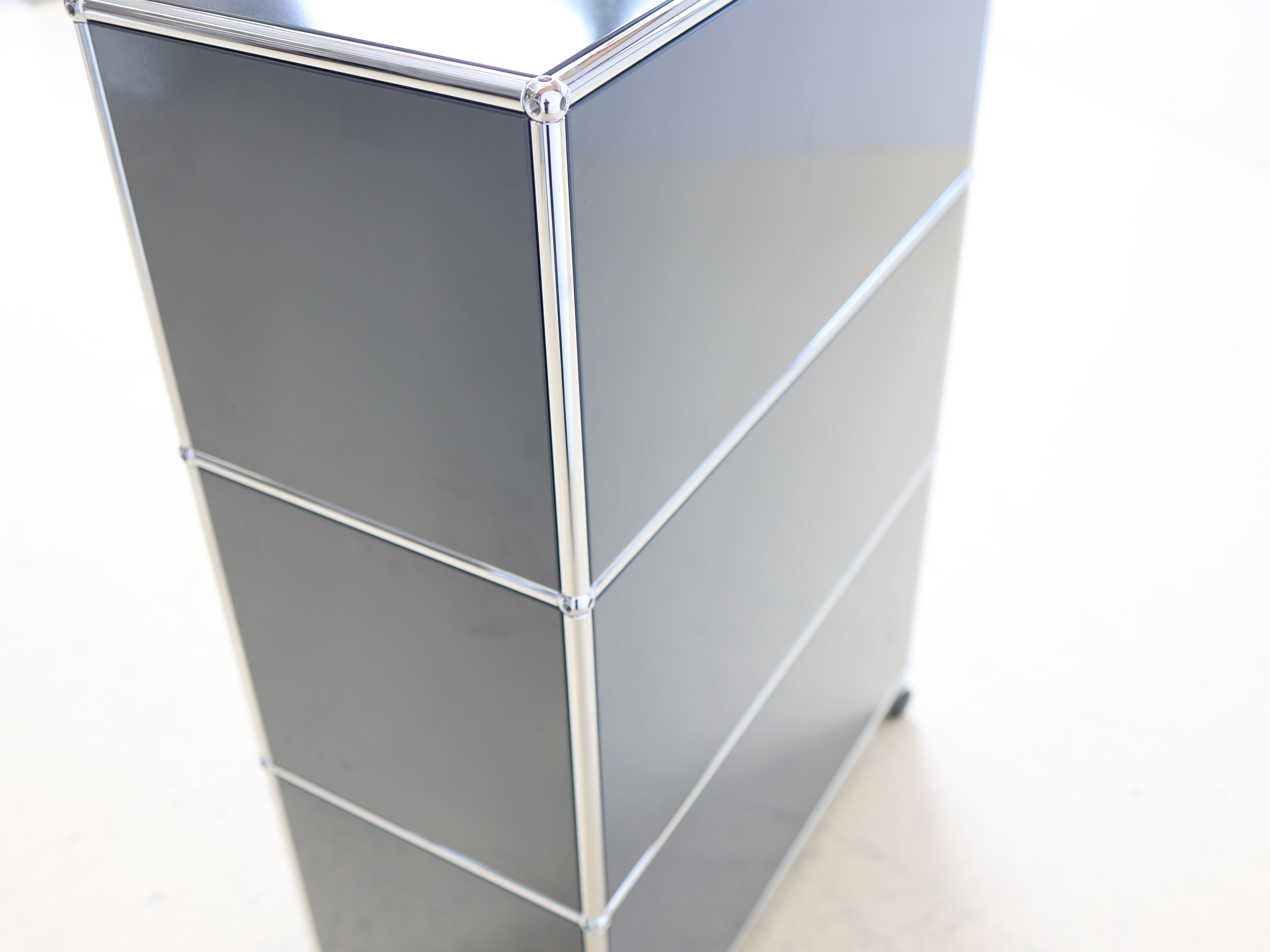 USM Haller Highboard in Grau (Anthrazitgrau) mit einer Klapptüre. Modularer Schweizer Designklassiker im Vintage-Zustand bei atelier TILIJA.
