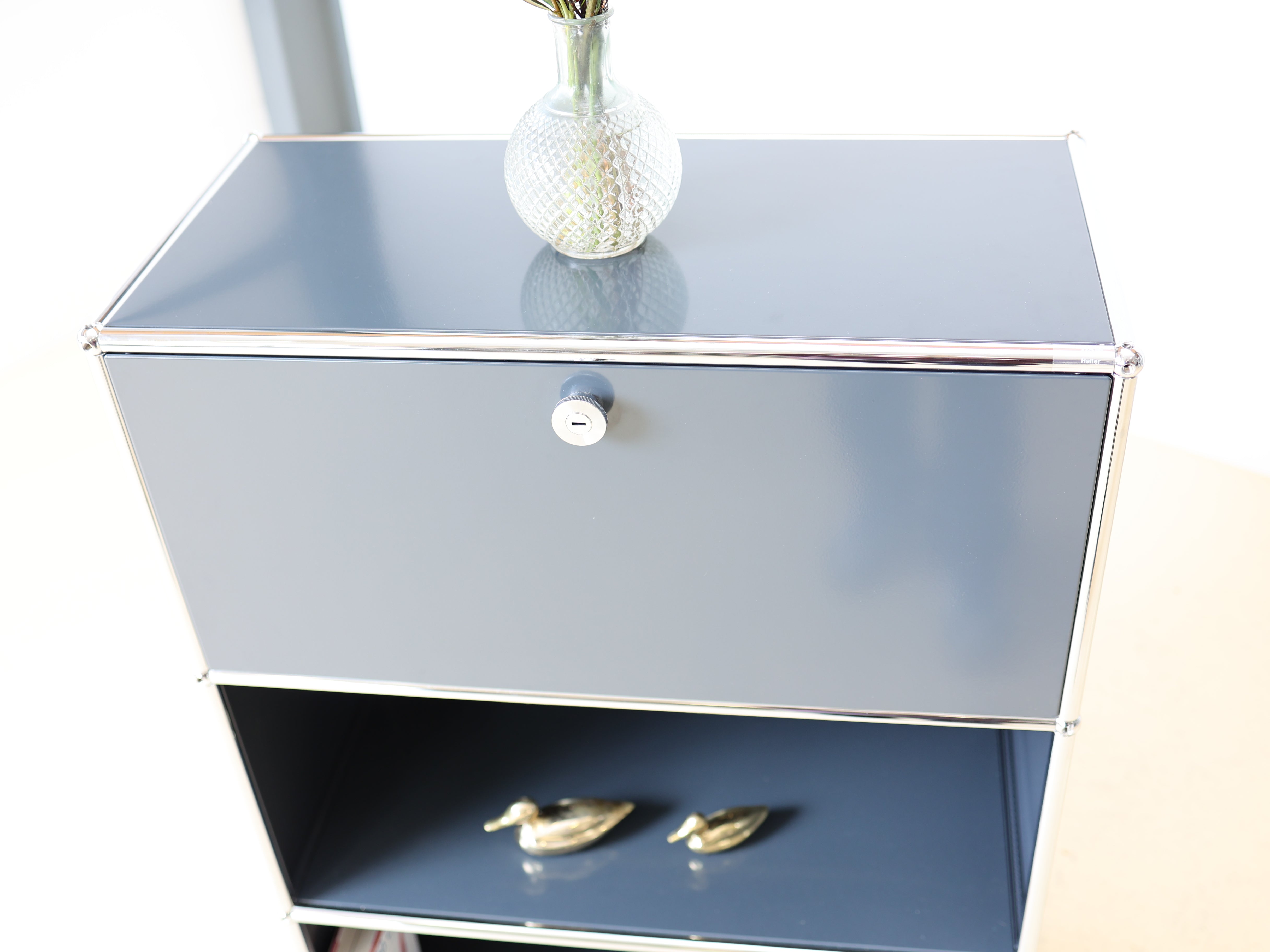 USM Haller Highboard in Grau (Anthrazitgrau) mit einer Klapptüre. Modularer Schweizer Designklassiker im Vintage-Zustand bei atelier TILIJA.
