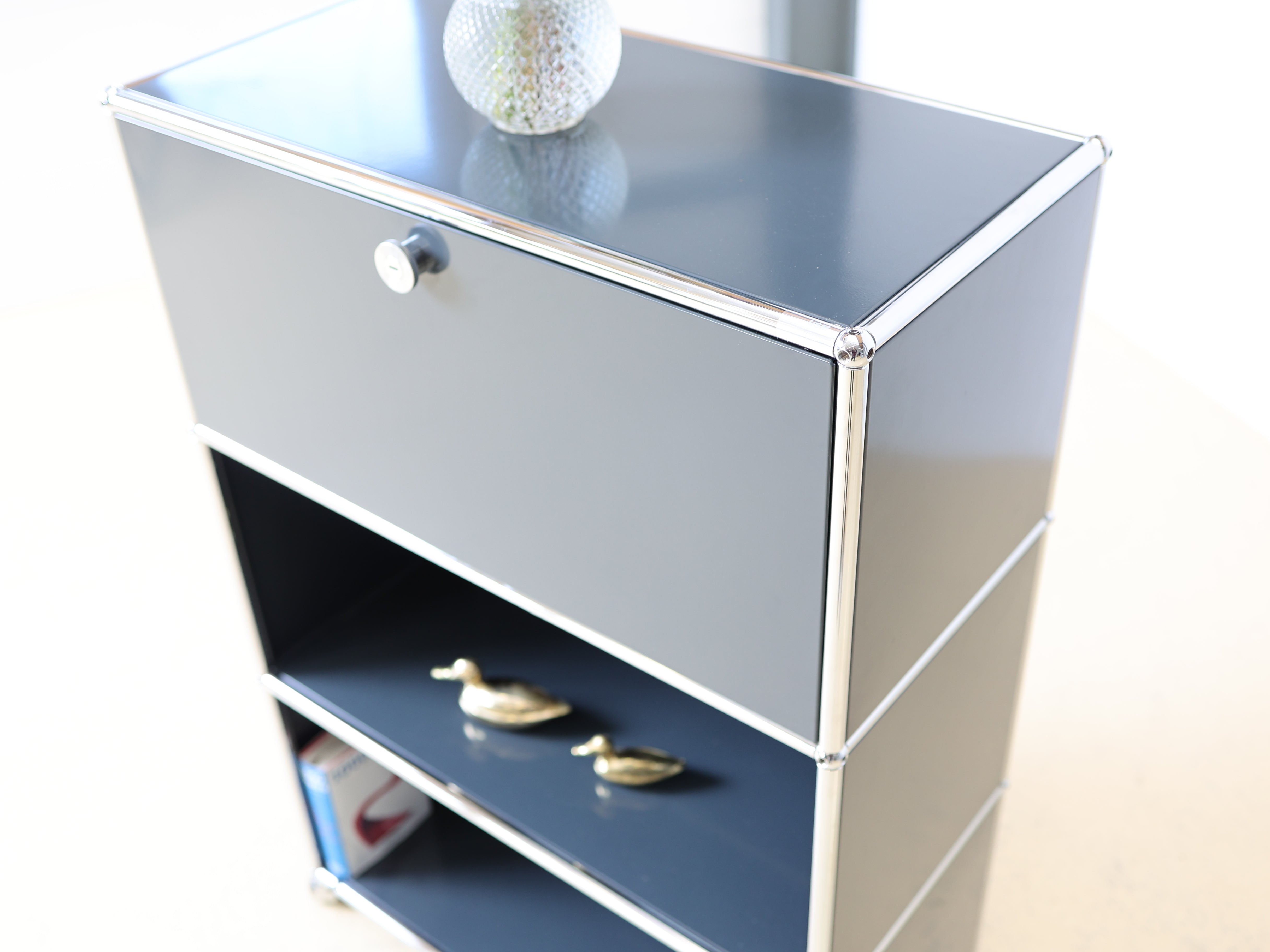 USM Haller Highboard in Grau (Anthrazitgrau) mit einer Klapptüre. Modularer Schweizer Designklassiker im Vintage-Zustand bei atelier TILIJA.