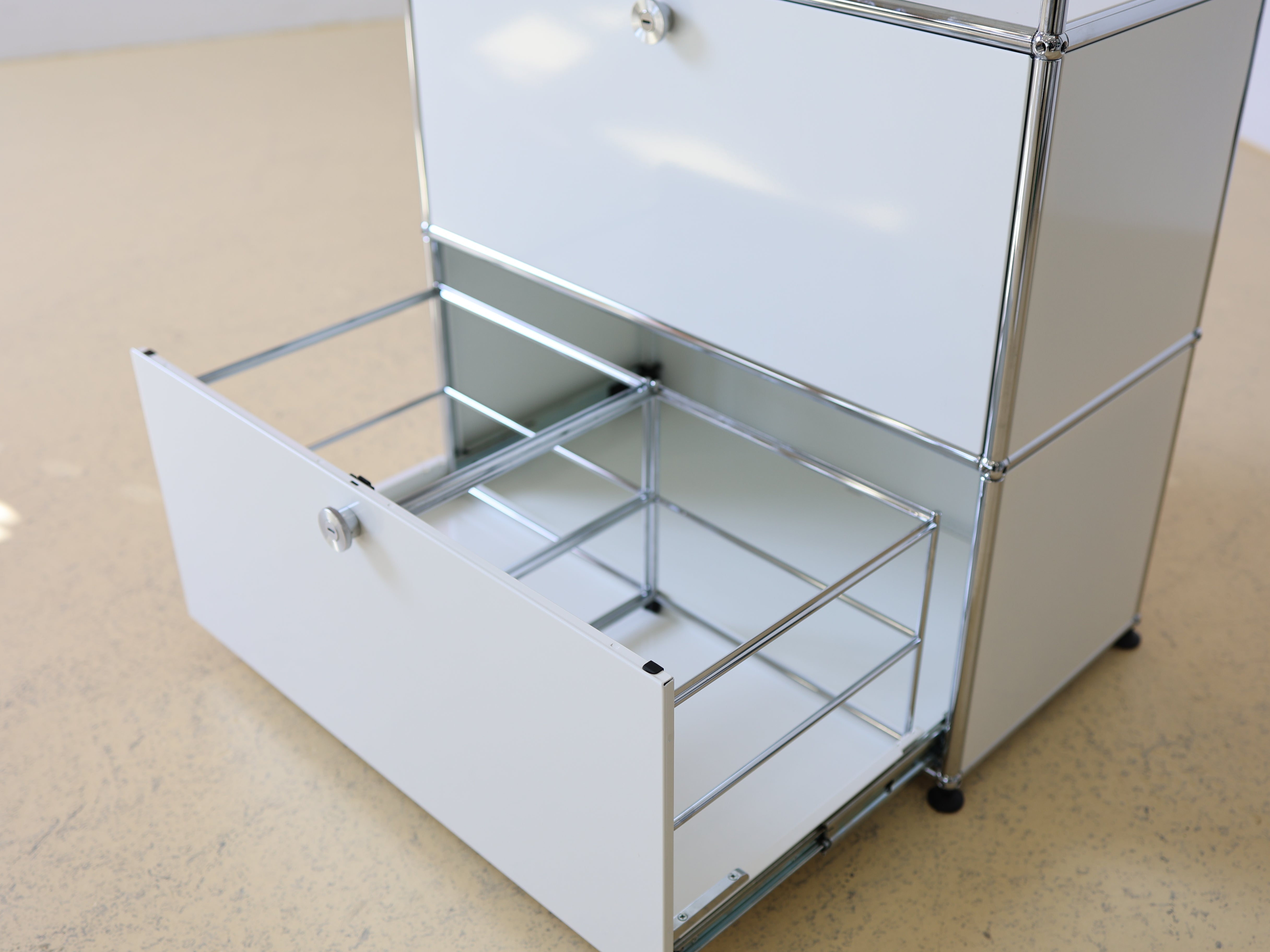 USM Haller Highboard in Weiss mit zwei Schubladen. Modularer Schweizer Designklassiker im Vintage-Zustand bei atelier TILIJA.