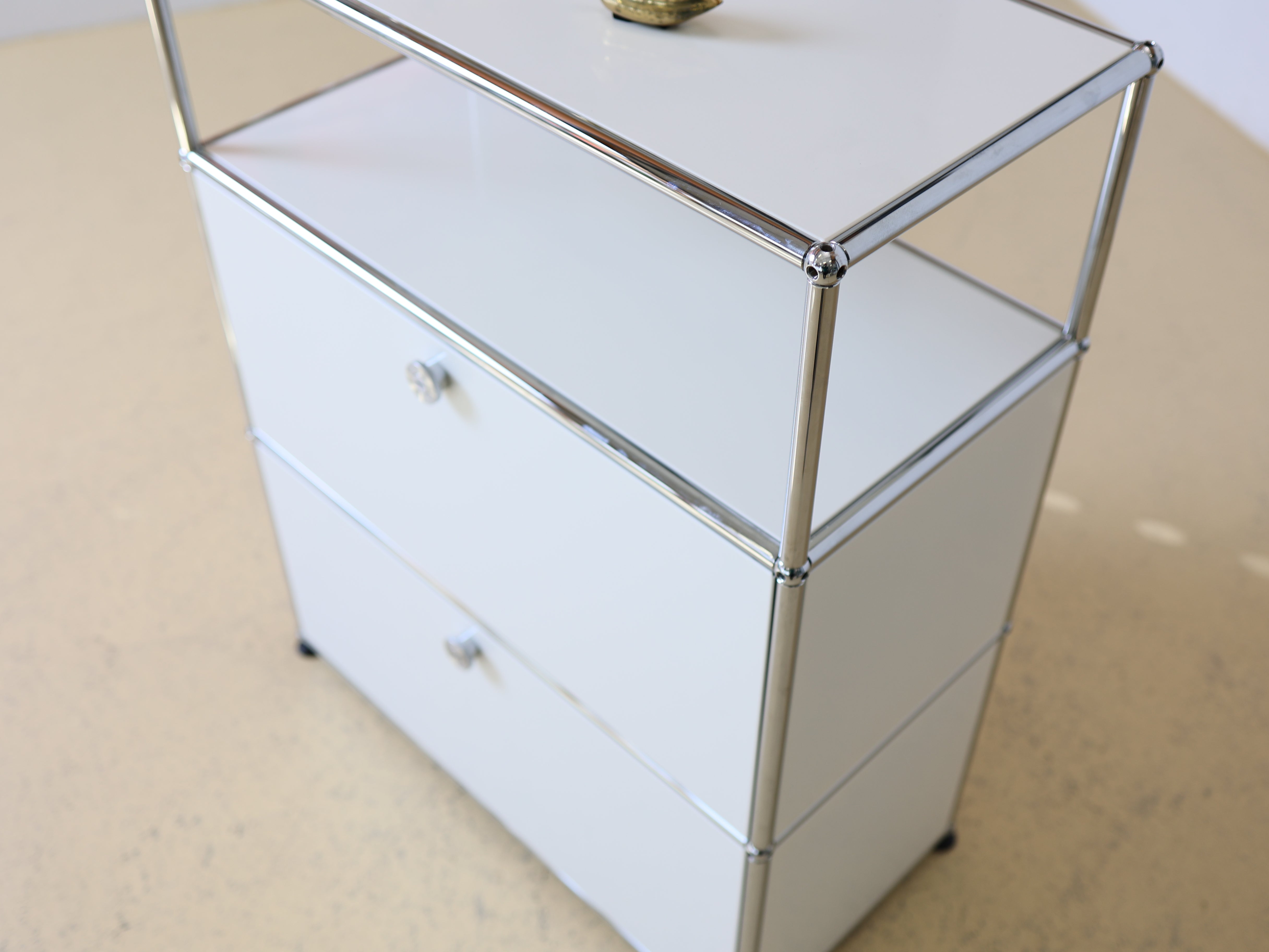 USM Haller Highboard in Weiss mit zwei Schubladen. Modularer Schweizer Designklassiker im Vintage-Zustand bei atelier TILIJA.