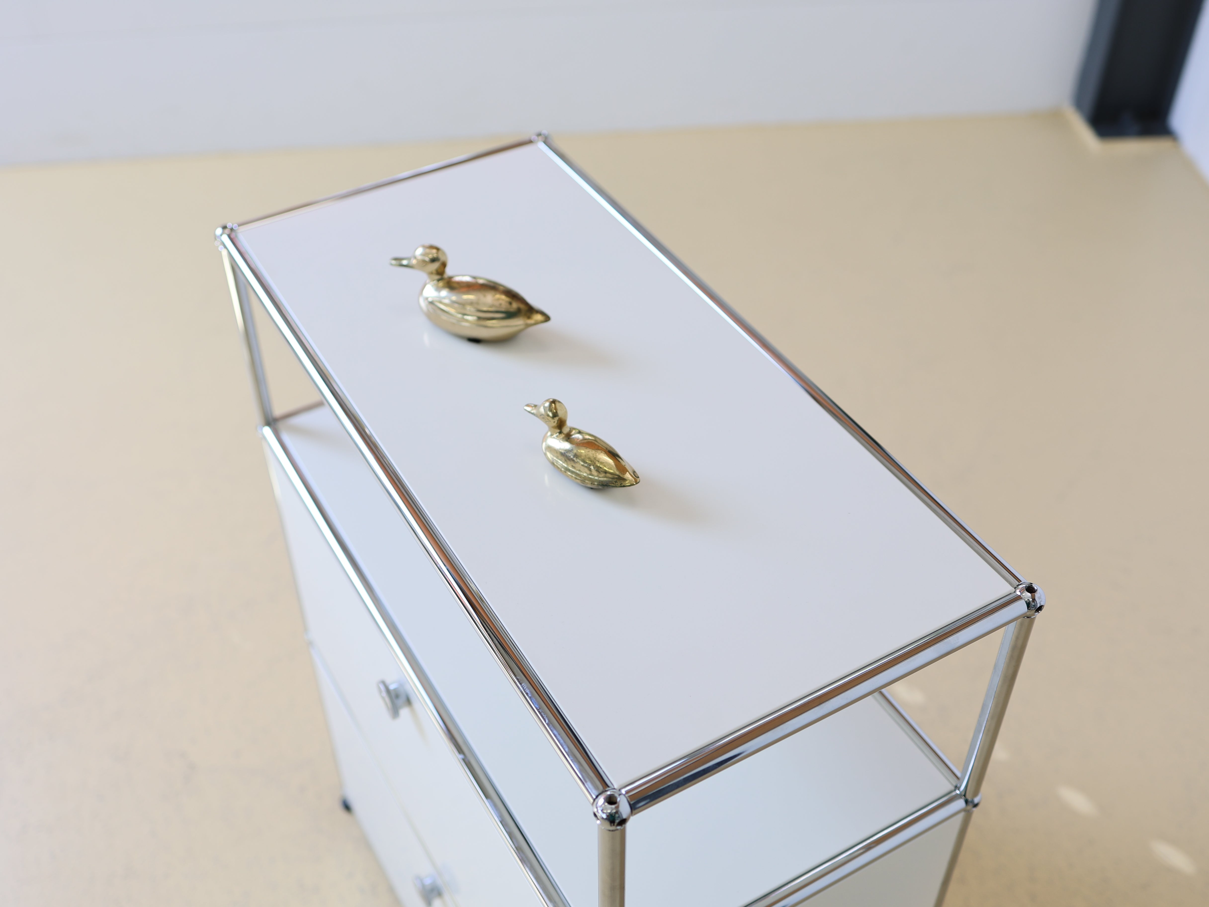 USM Haller Highboard in Weiss mit zwei Schubladen. Modularer Schweizer Designklassiker im Vintage-Zustand bei atelier TILIJA.