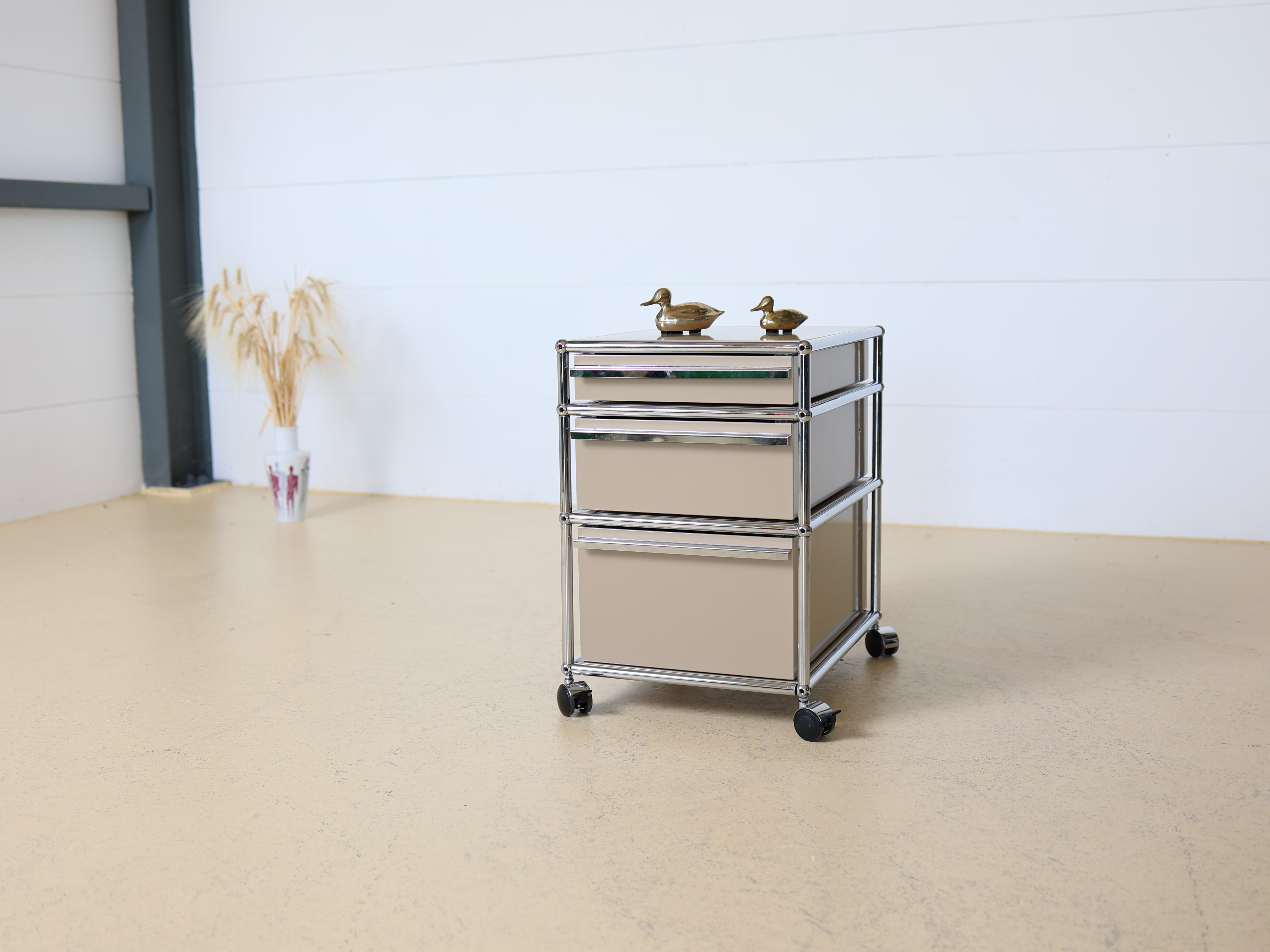 USM Haller Rollkorpus mit drei Schubladen auf Rollen in Beige, Secondhand. Mobiler Bürocontainer oder Korpus als Schweizer Designklassiker bei Atelier Tilija.