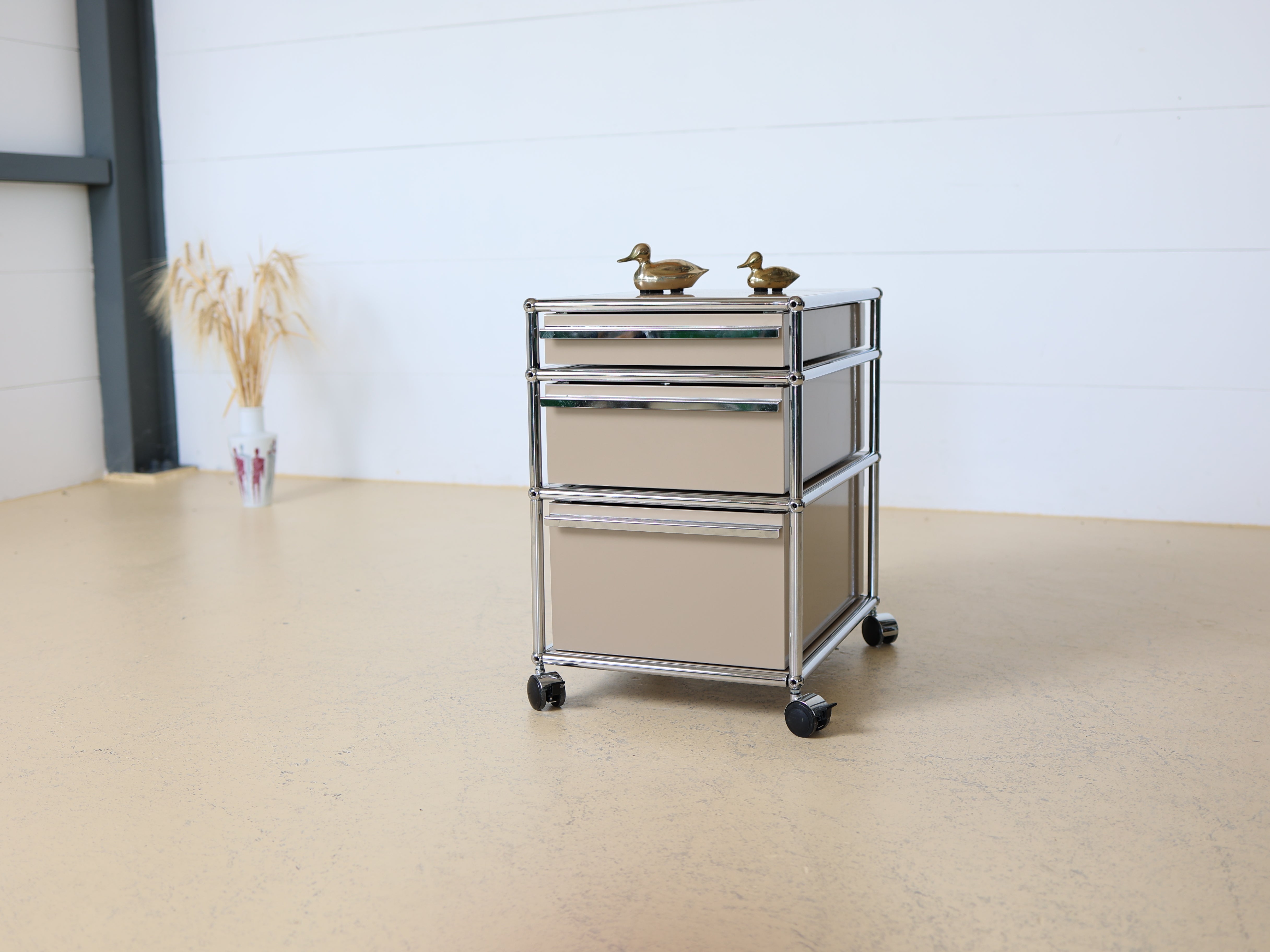 USM Haller Rollkorpus mit drei Schubladen auf Rollen in Beige, Secondhand. Mobiler Bürocontainer oder Korpus als Schweizer Designklassiker bei Atelier Tilija.