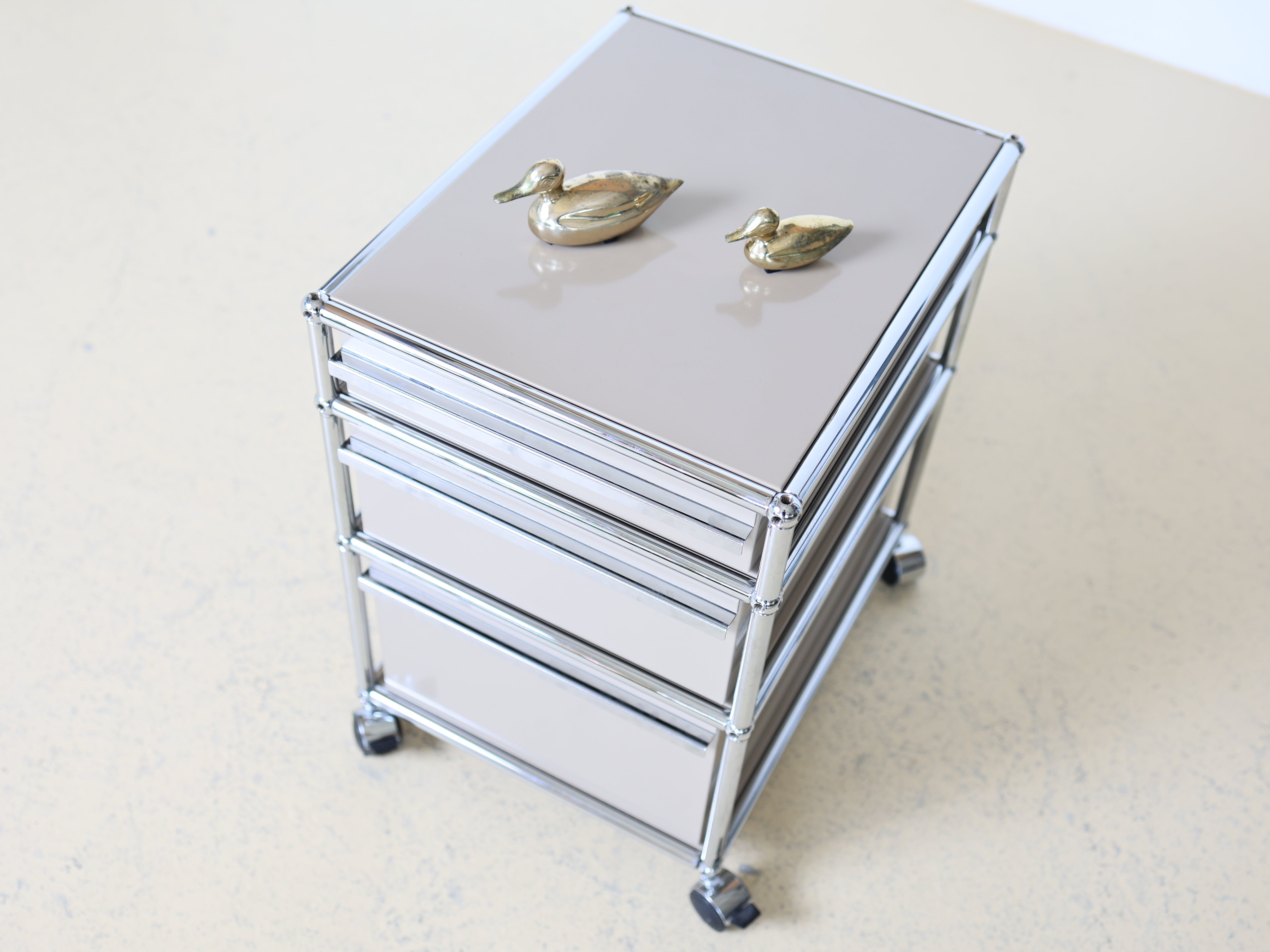 USM Haller Rollkorpus mit drei Schubladen auf Rollen in Beige, Secondhand. Mobiler Bürocontainer oder Korpus als Schweizer Designklassiker bei Atelier Tilija.