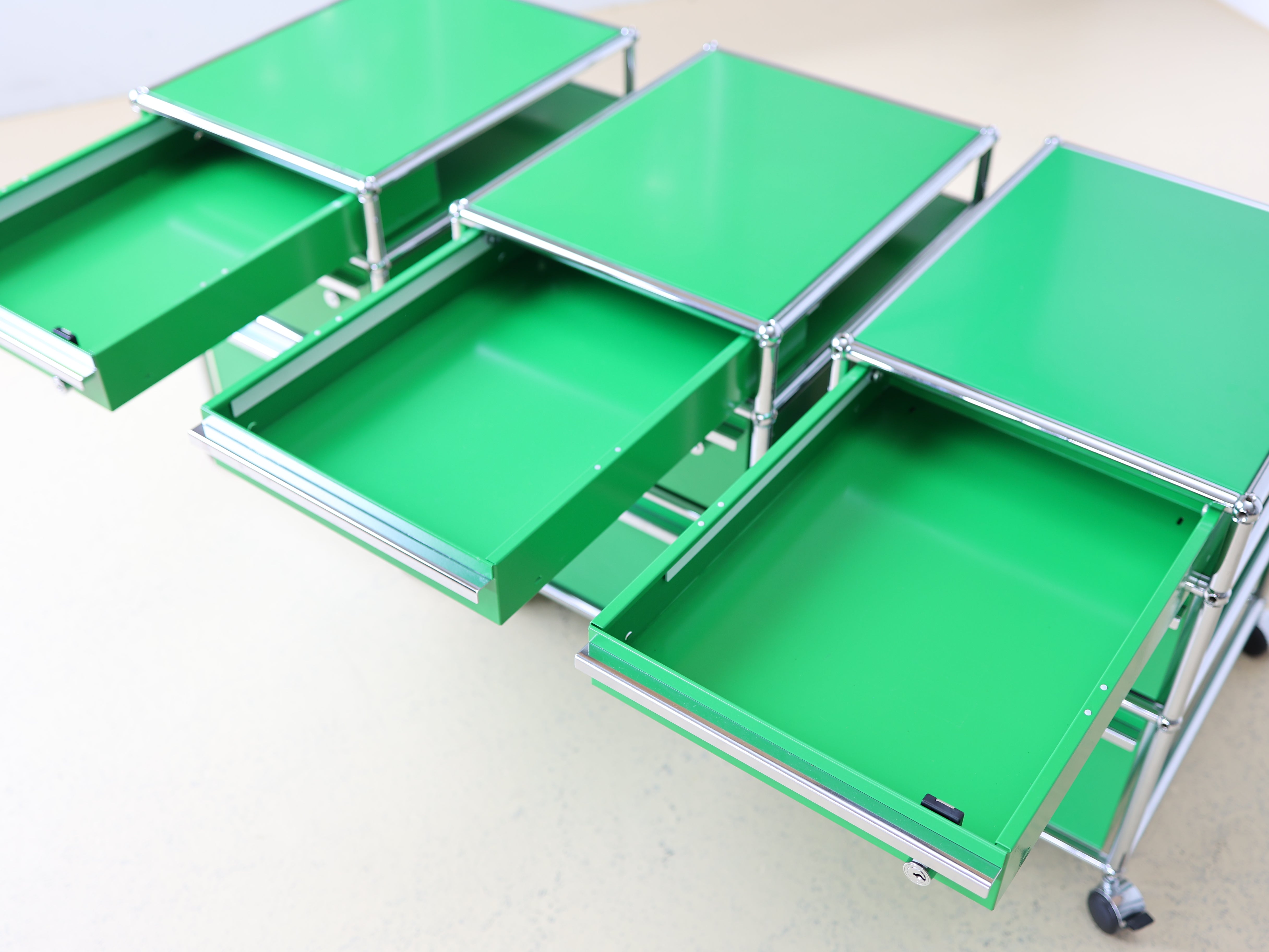  USM Haller Rollkorpus mit drei Schubladen auf Rollen in Beige, Secondhand. Mobiler Bürocontainer oder Korpus als Schweizer Designklassiker bei Atelier Tilija.