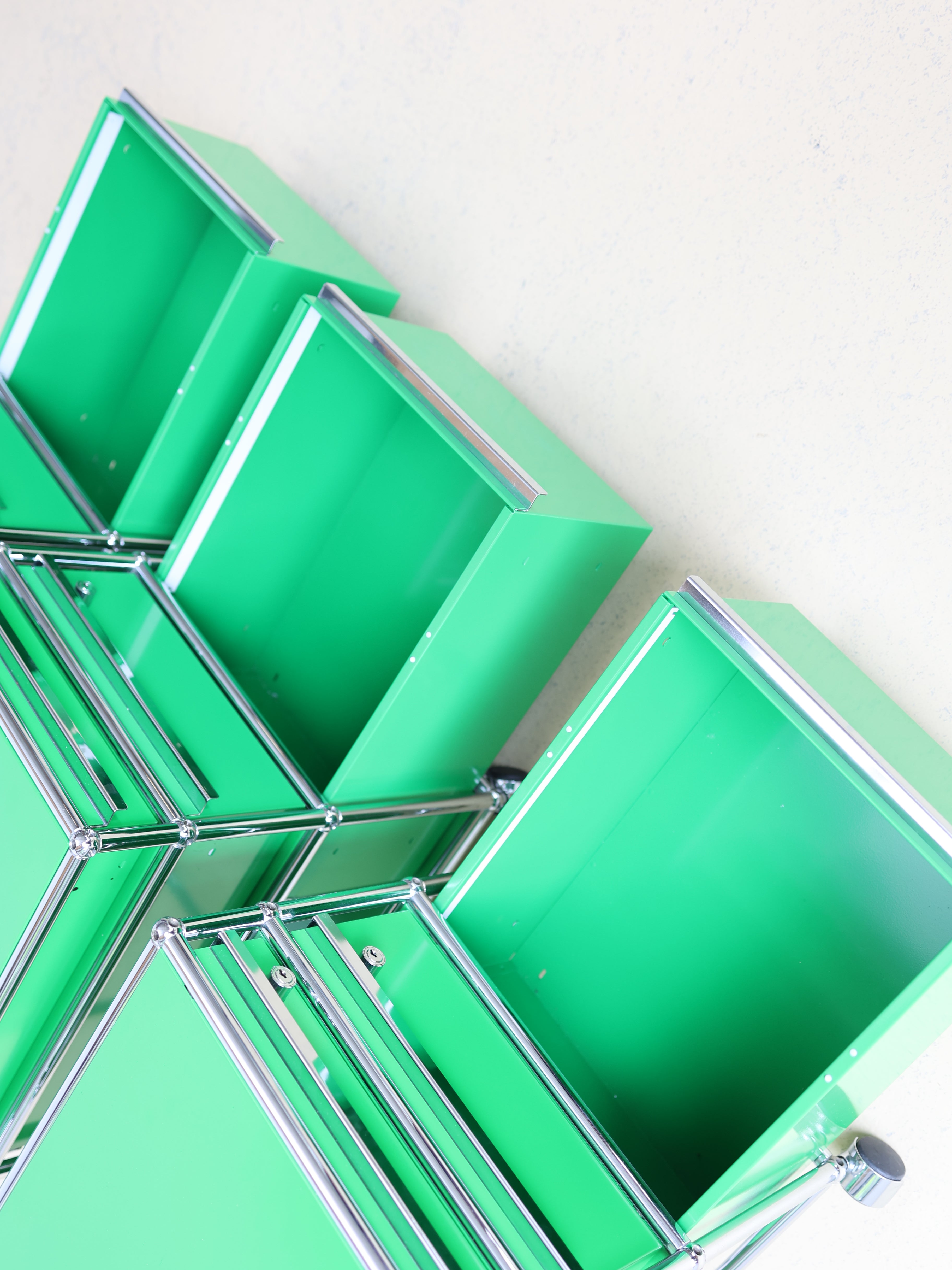 USM Haller Rollkorpus mit drei Schubladen auf Rollen in Beige, Secondhand. Mobiler Bürocontainer oder Korpus als Schweizer Designklassiker bei Atelier Tilija.