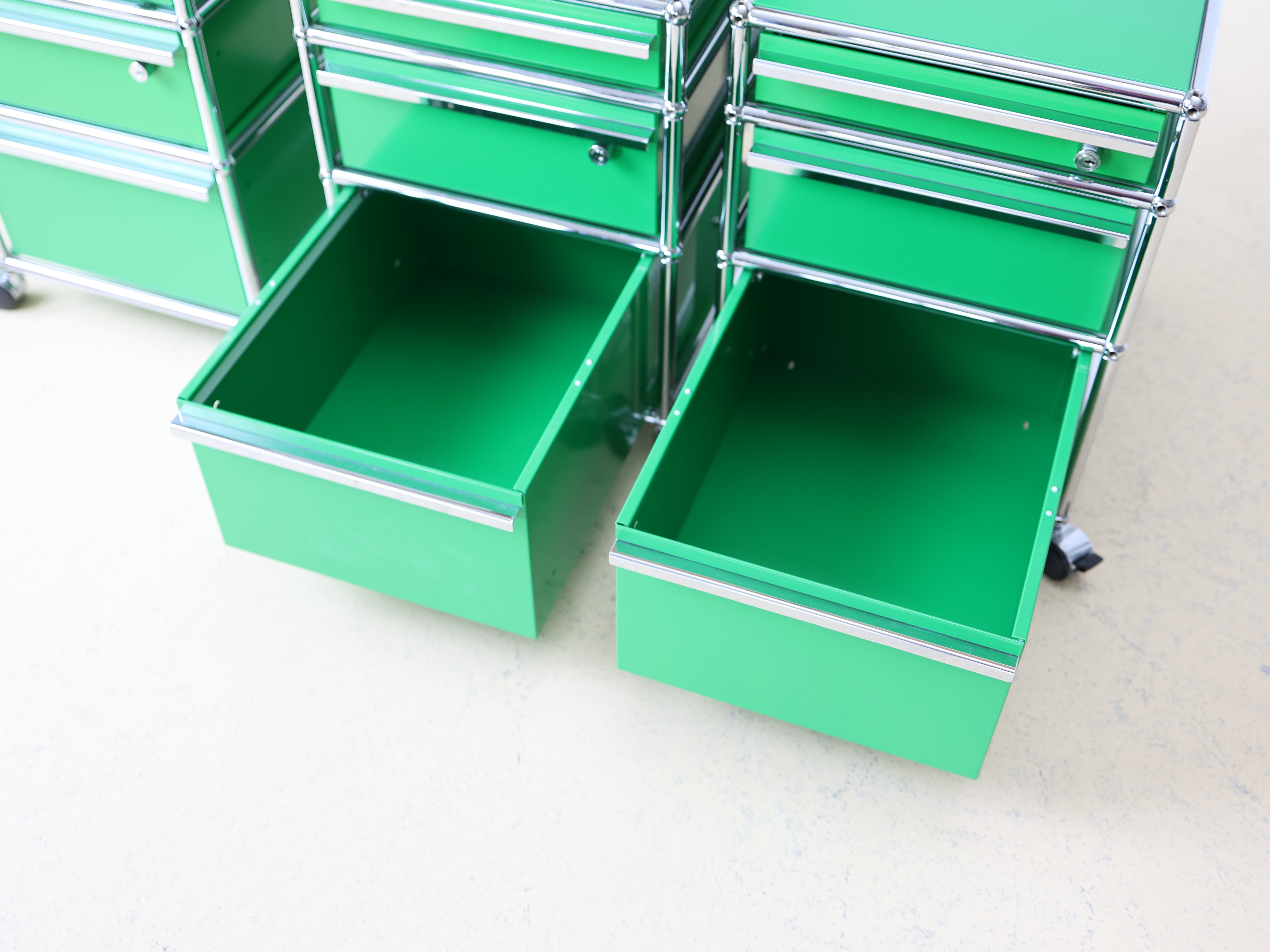 USM Haller Rollkorpus mit drei Schubladen auf Rollen in Beige, Secondhand. Mobiler Bürocontainer oder Korpus als Schweizer Designklassiker bei Atelier Tilija.