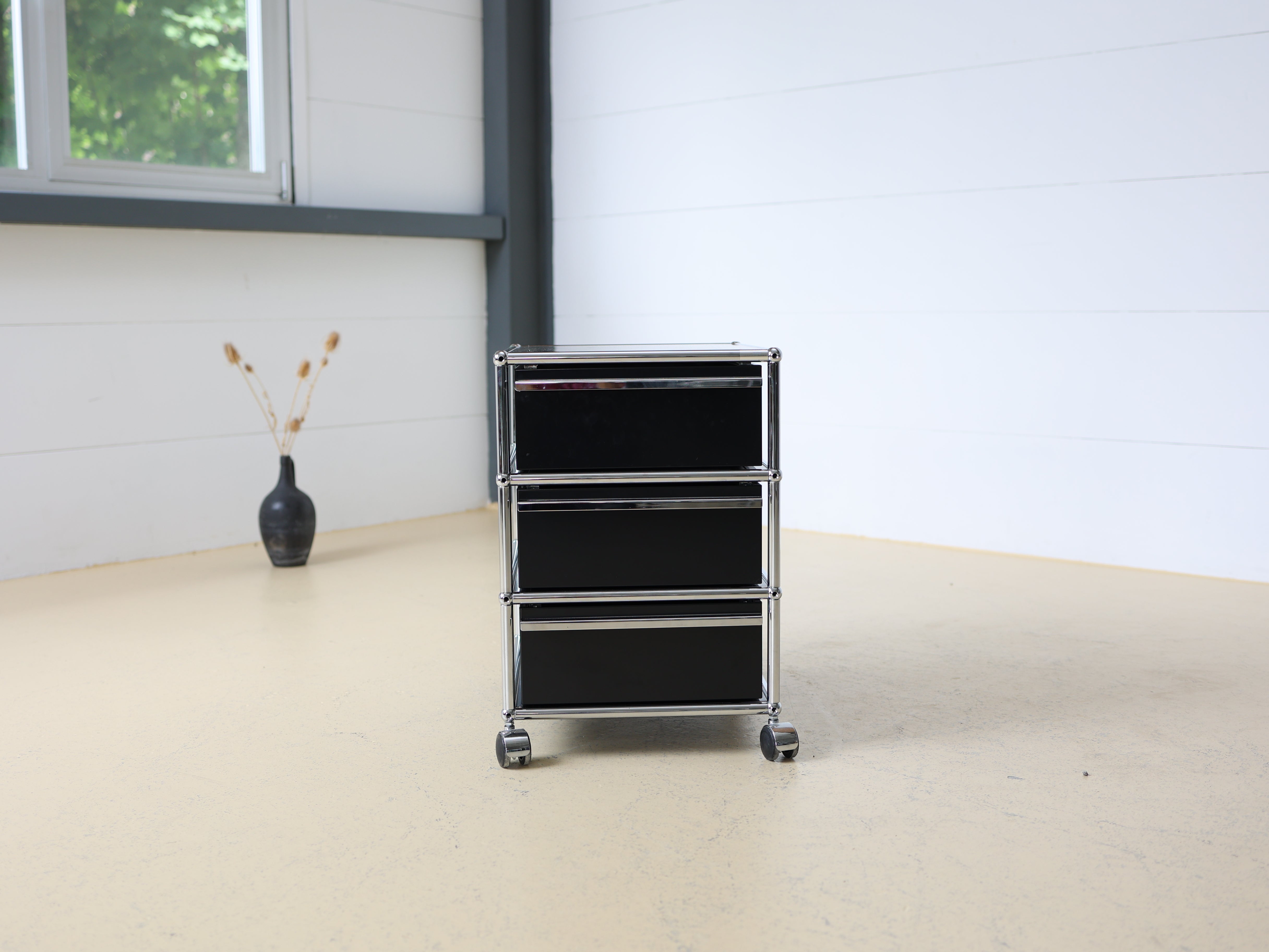 Schwarzer USM Haller Korpus und auf Rollen. Mobiler Bürocontainer als aufbereiteter und geprüfter Designklassiker bei atelier TILIJA.