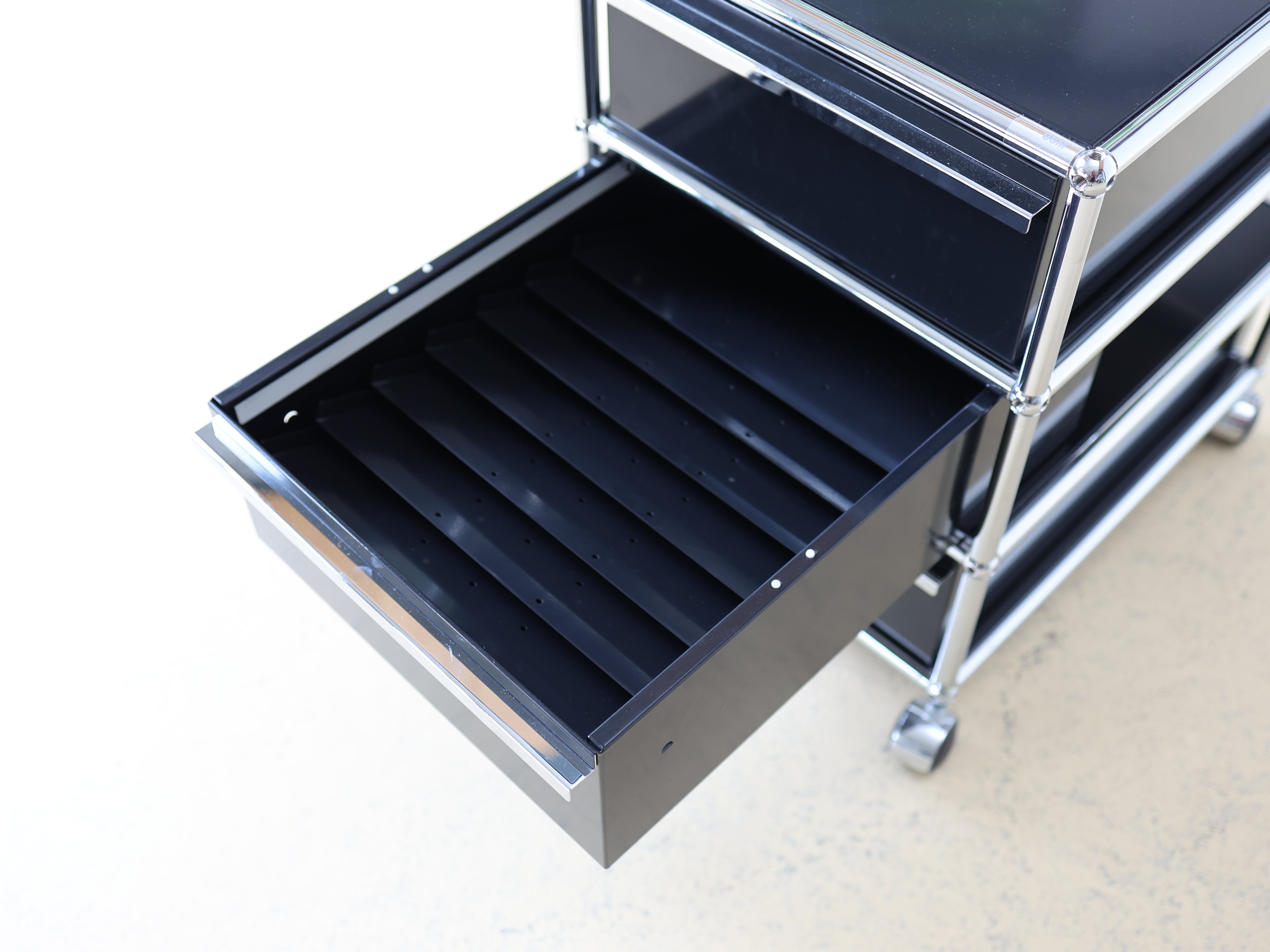 Schwarzer USM Haller Korpus und auf Rollen. Mobiler Bürocontainer als aufbereiteter und geprüfter Designklassiker bei atelier TILIJA.