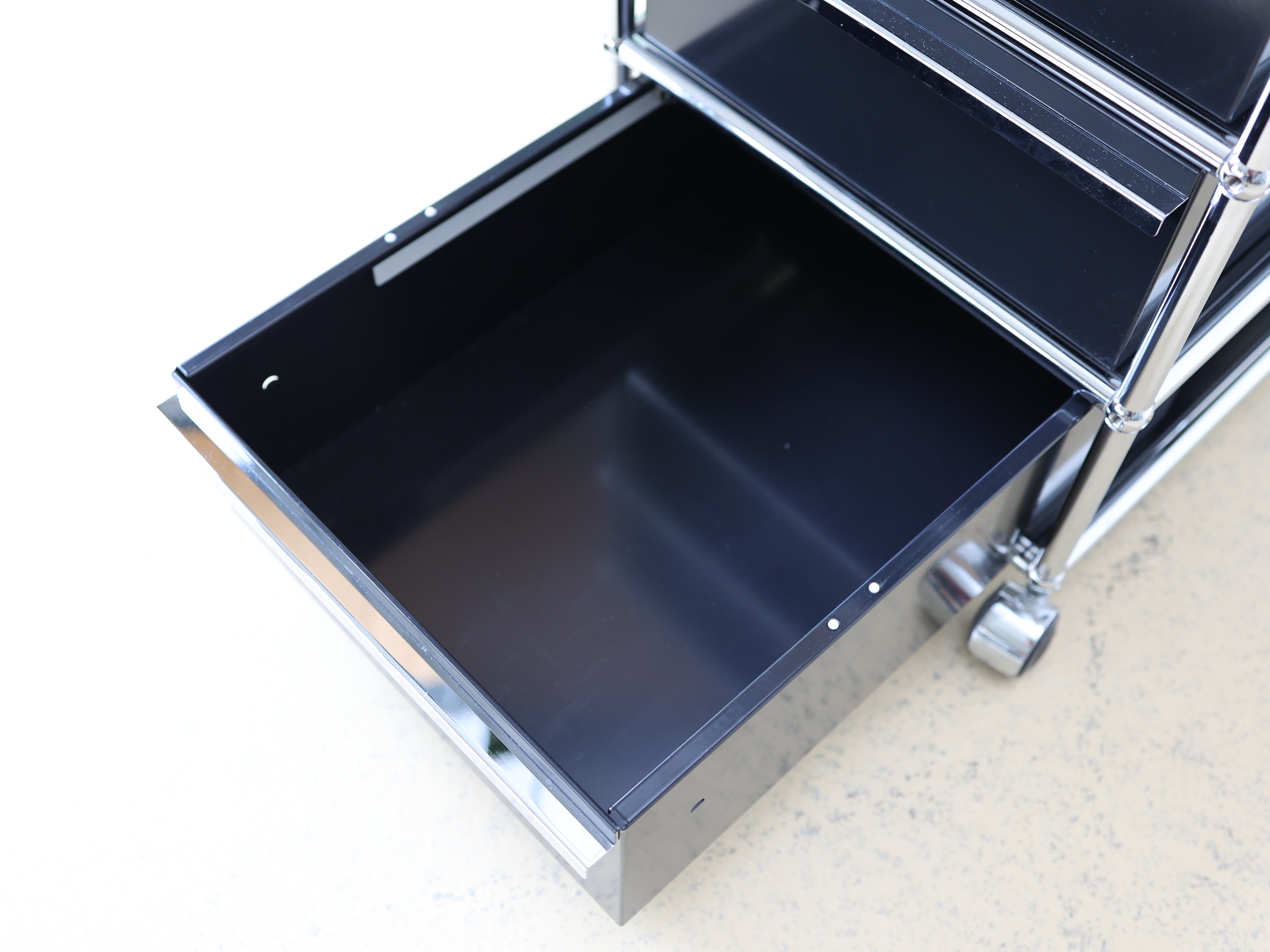 Schwarzer USM Haller Korpus und auf Rollen. Mobiler Bürocontainer als aufbereiteter und geprüfter Designklassiker bei atelier TILIJA.