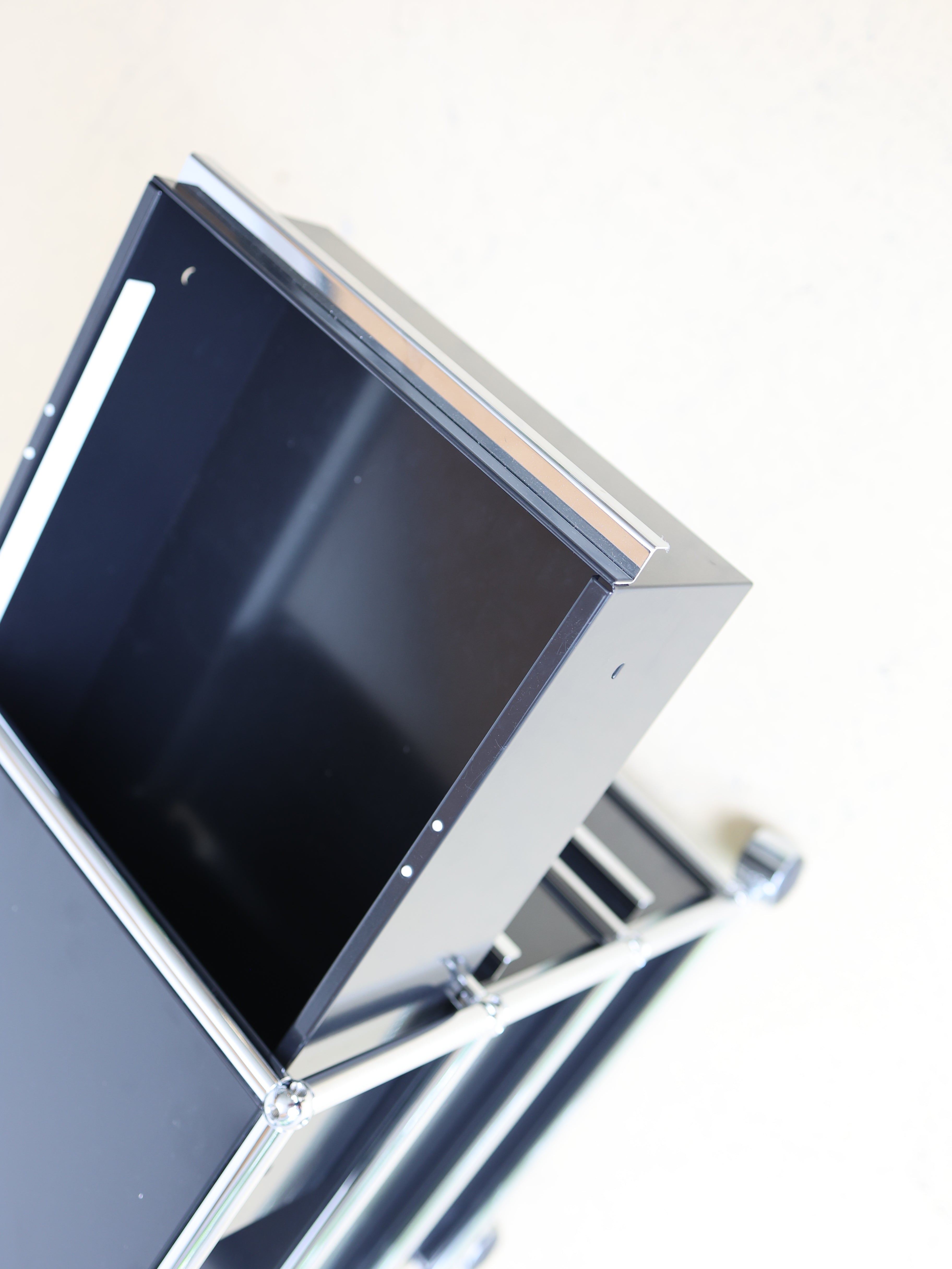 Schwarzer USM Haller Korpus und auf Rollen. Mobiler Bürocontainer als aufbereiteter und geprüfter Designklassiker bei atelier TILIJA.