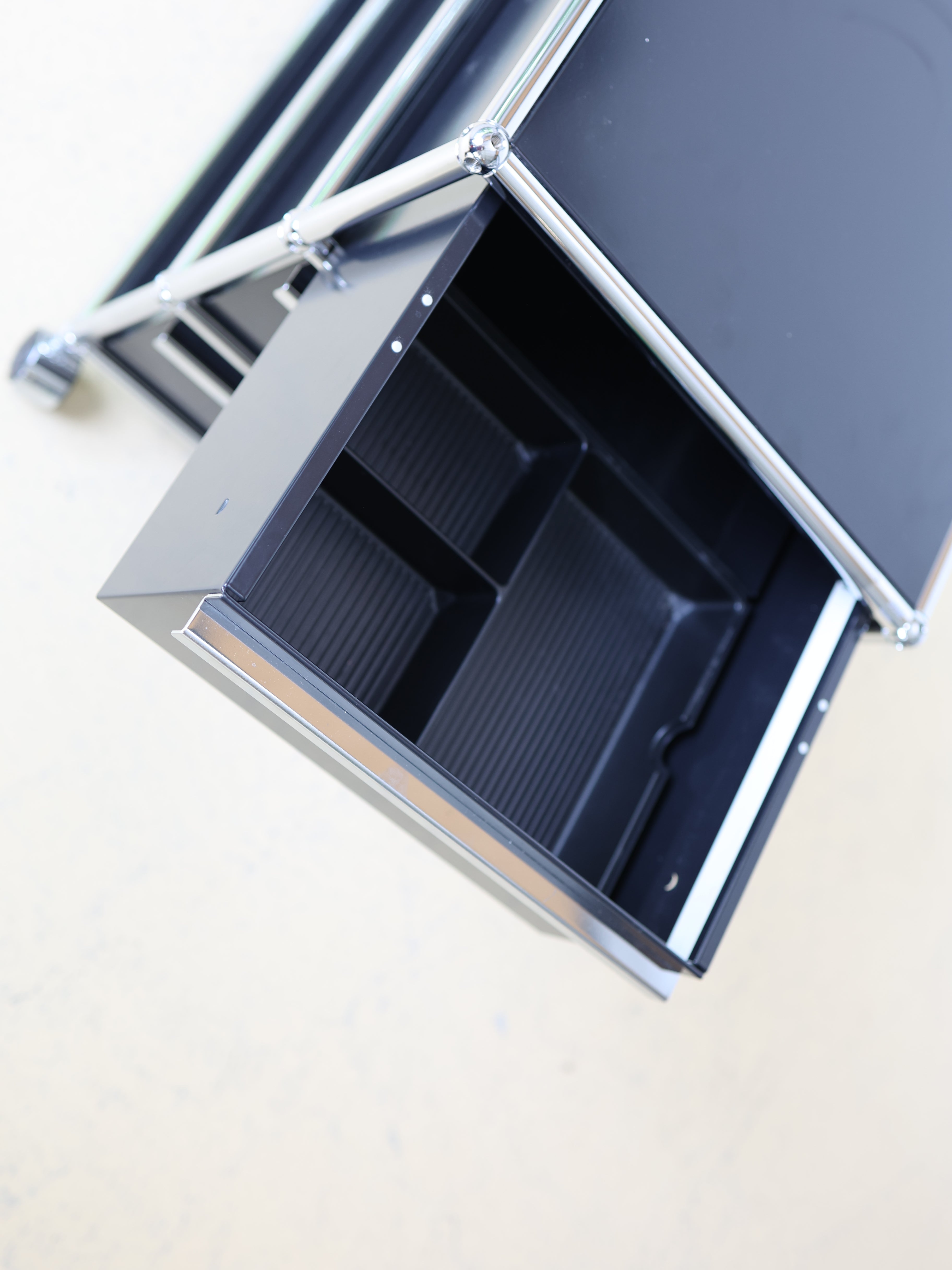 Schwarzer USM Haller Korpus und auf Rollen. Mobiler Bürocontainer als aufbereiteter und geprüfter Designklassiker bei atelier TILIJA.