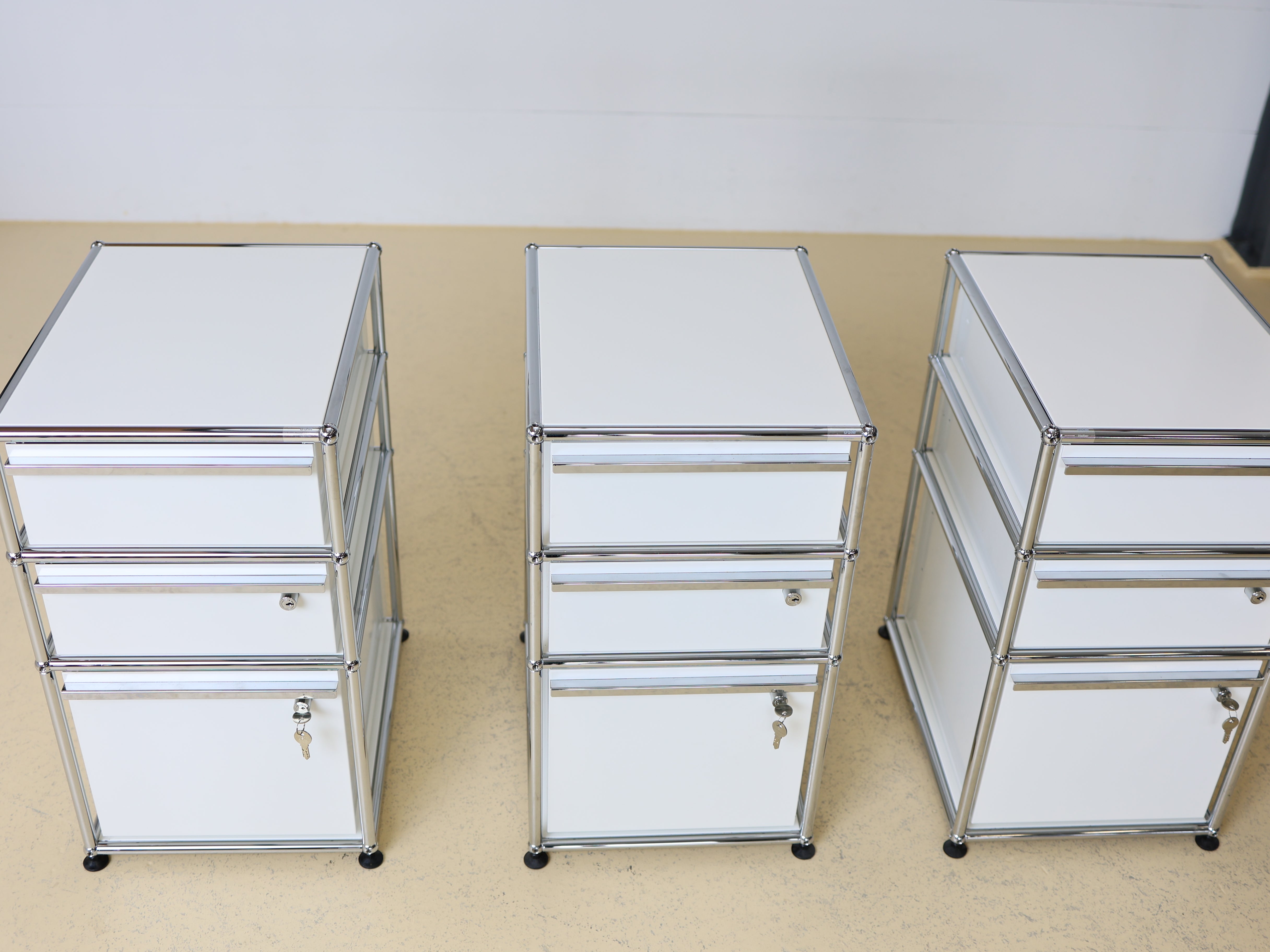 USM Haller Rollkorpus mit drei Schubladen auf Rollen in Reinweiss, Secondhand. Mobiler Bürocontainer oder Korpus als Schweizer Designklassiker bei atelier TILIJA.