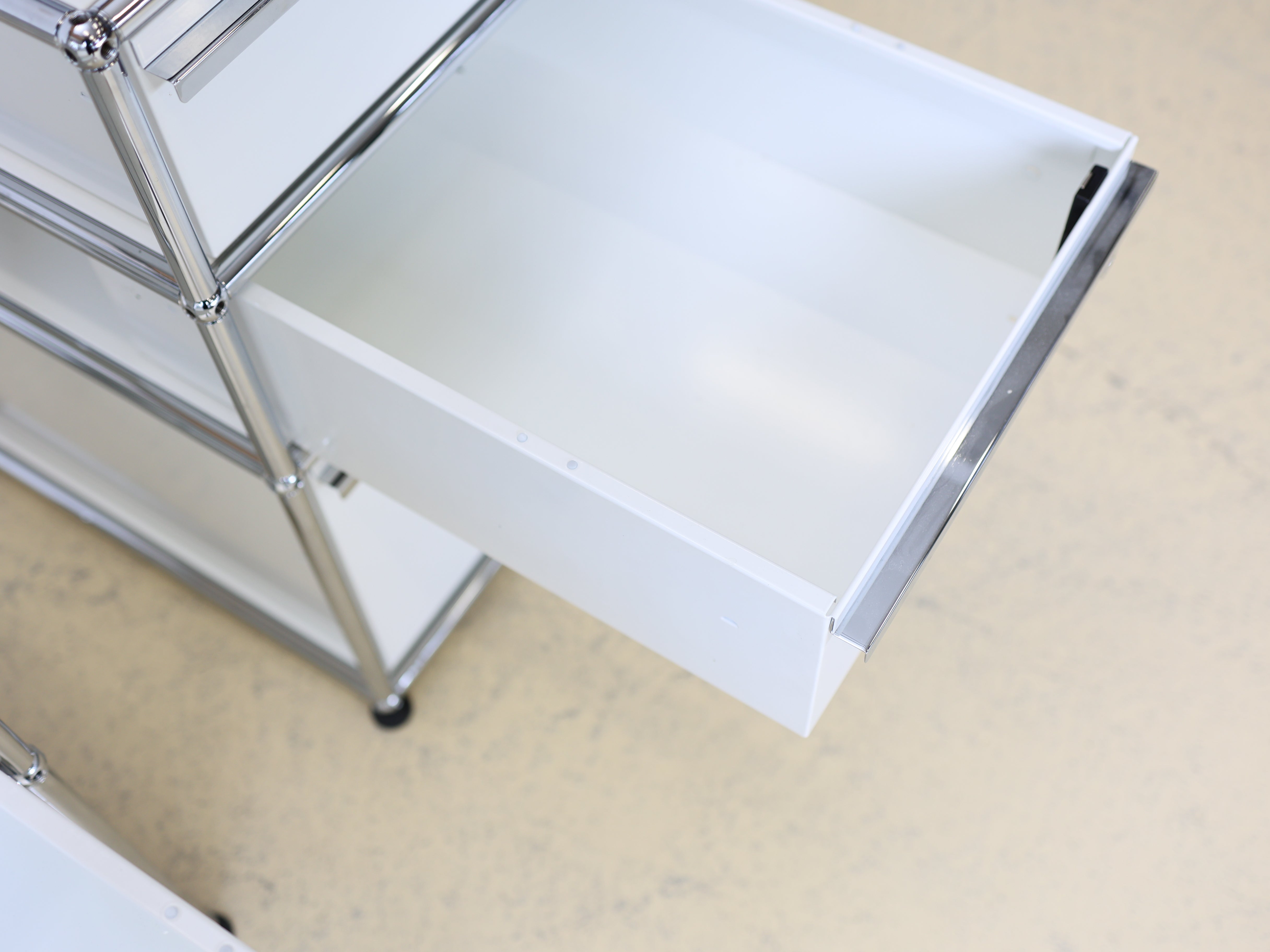 USM Haller Rollkorpus mit drei Schubladen auf Rollen in Reinweiss, Secondhand. Mobiler Bürocontainer oder Korpus als Schweizer Designklassiker bei atelier TILIJA.