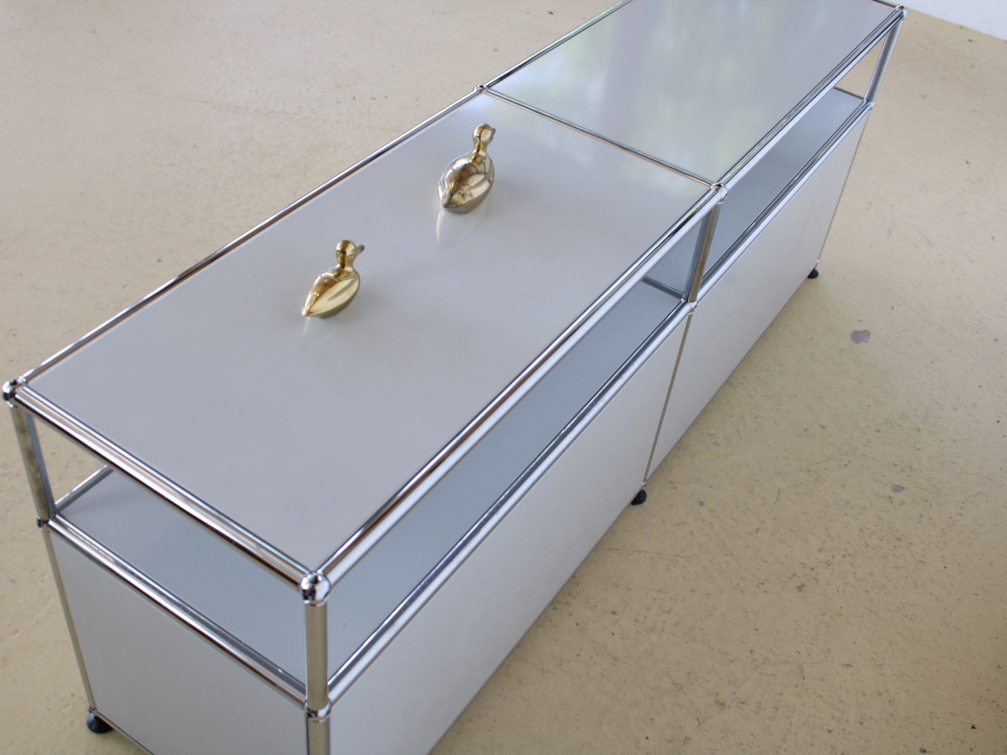 USM Haller Lowboard Vintage in Lichtgrau, mit zwei Klapptüren und 2 offen, tiefen Fächern. Modularer Schweizer Designklassiker im gepflegten Vintage-Zustand bei Atelier Tilija.