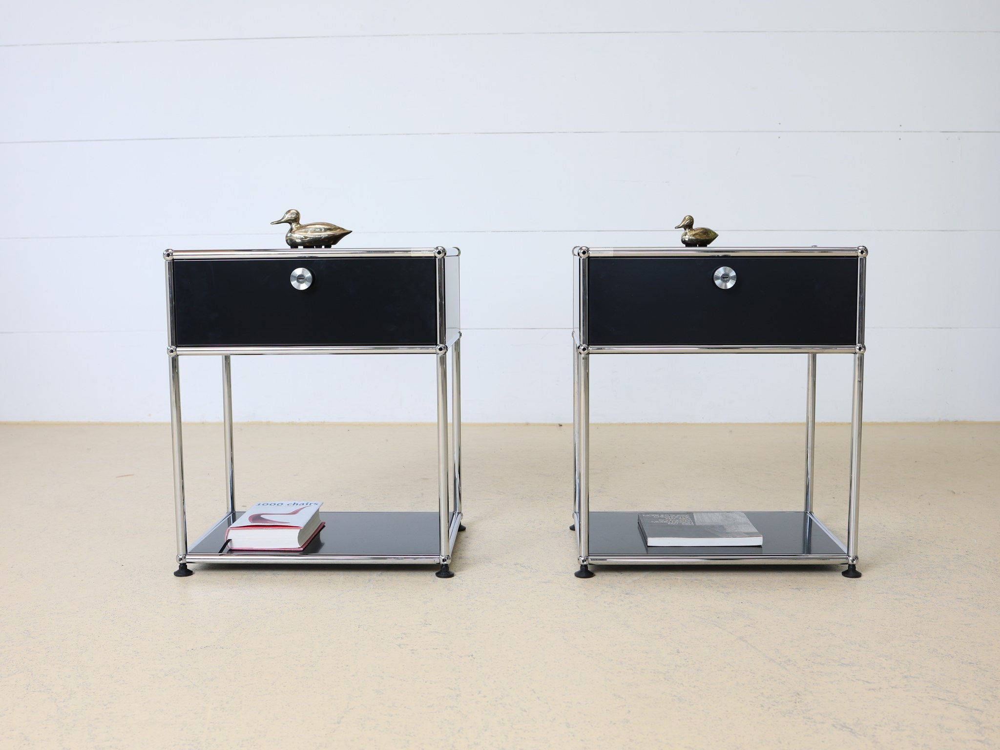 USM Haller Nachttisch Set Schwarz mit Schublade – Frontalansicht beider Designklassiker