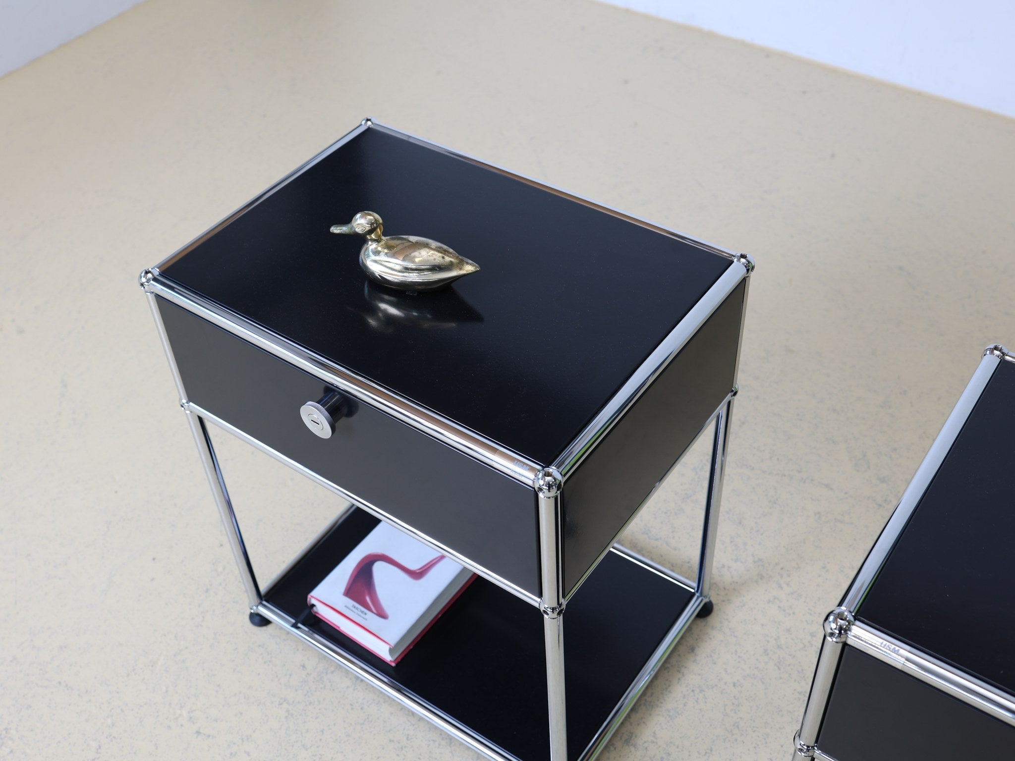 USM Haller Nachttisch Set – Zwei identische schwarze Nachttische bei atelier TILIJA