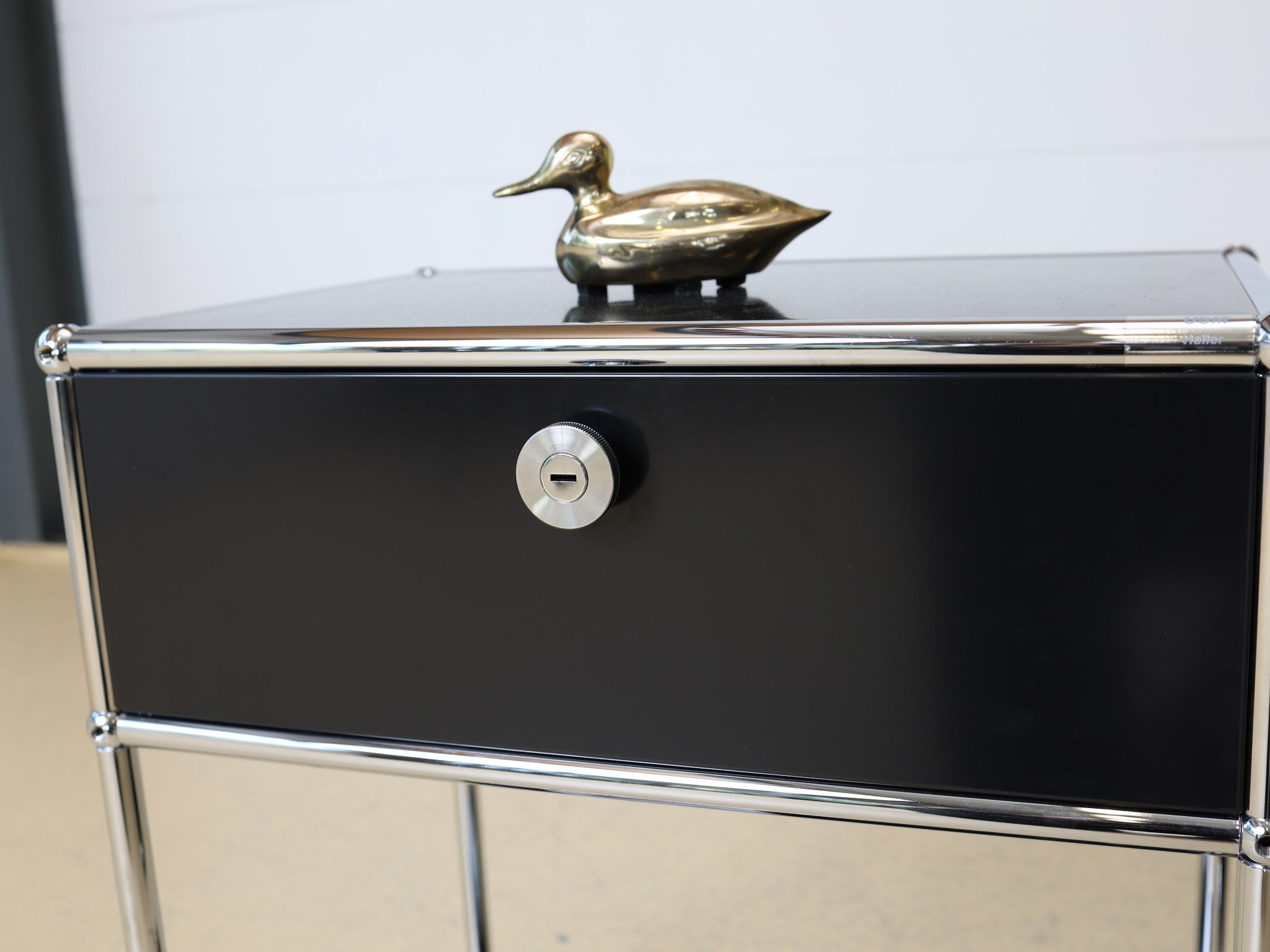 USM Haller Nachttisch Schwarz – Schublade mit typischem USM-Griff