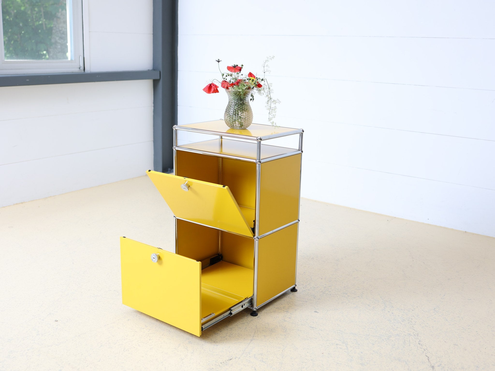 USM Haller Nachttisch Goldgelb mit zwei Klappen, Frontansicht