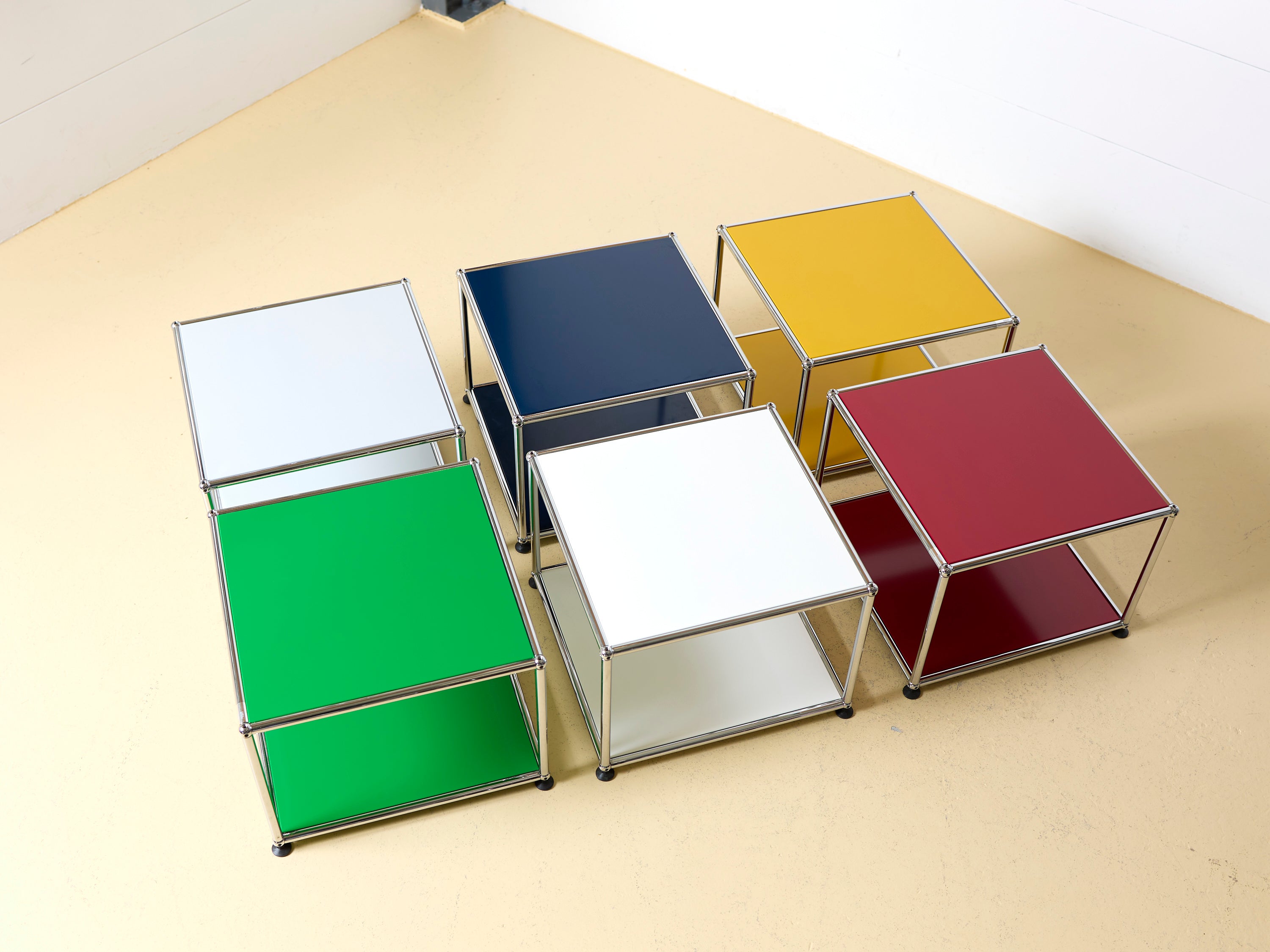 USM Haller Beistelltisch oder Nachttisch offen. Modularer Designklassiker im Schweizer Design für Ihr Schlafzimmer oder Wohnzimmer in diversen Farben, erhältlich bei ateler TILIJA.