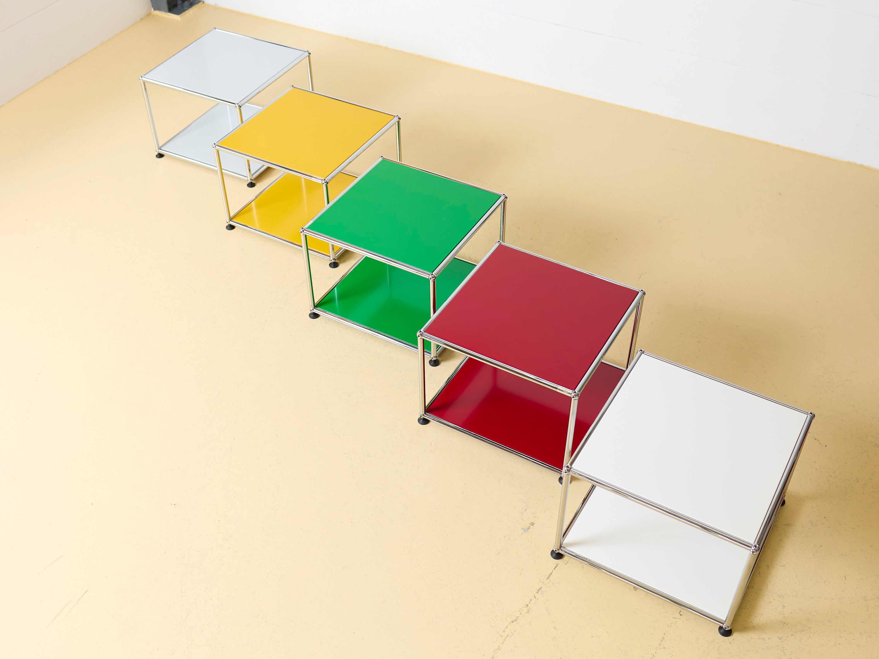 USM Haller Beistelltisch oder Nachttisch offen. Modularer Designklassiker im Schweizer Design für Ihr Schlafzimmer oder Wohnzimmer in diversen Farben, erhältlich bei ateler TILIJA.