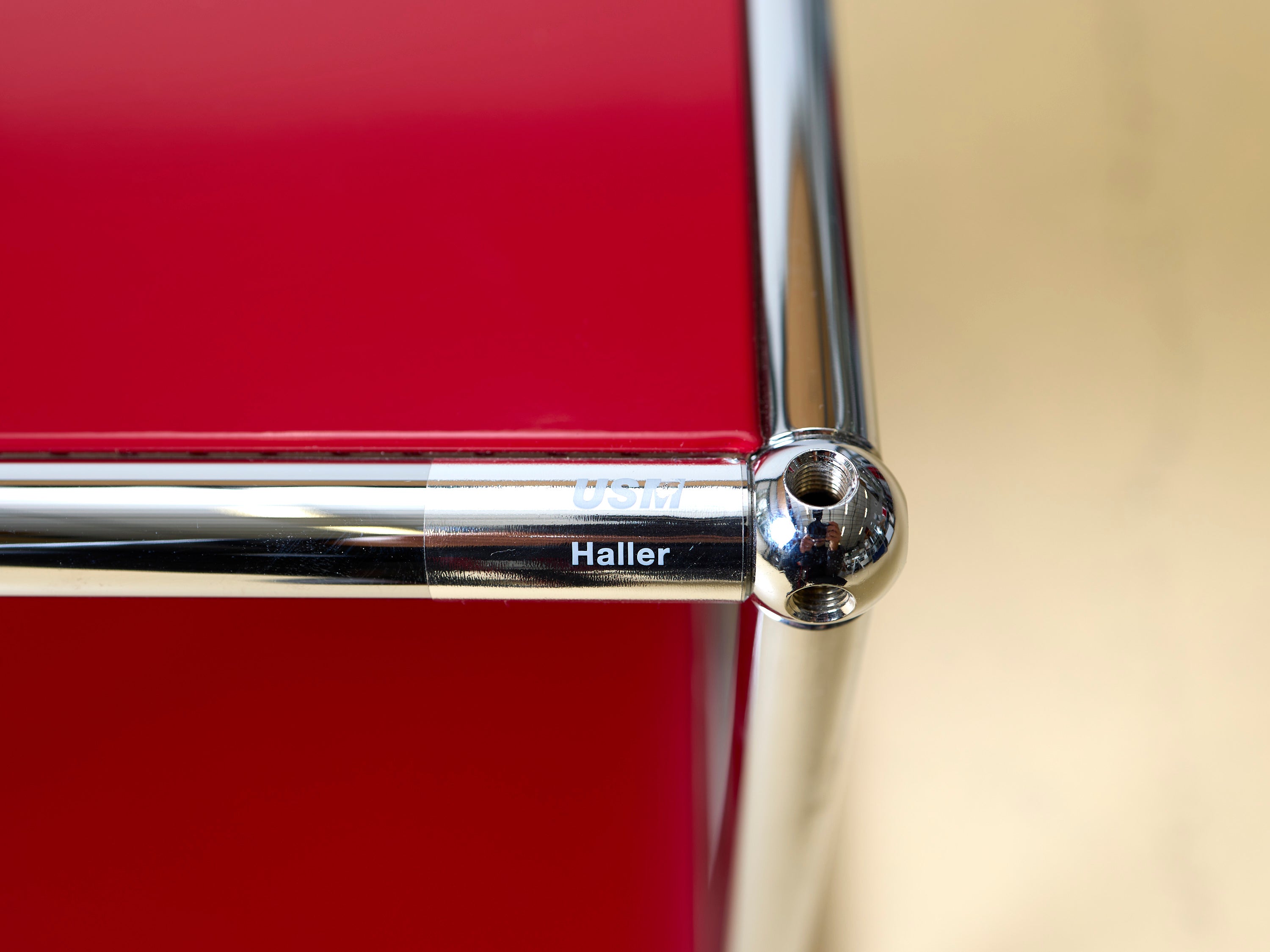 USM Haller Beistelltisch oder Nachttisch offen. Modularer Designklassiker im Schweizer Design für Ihr Schlafzimmer oder Wohnzimmer in diversen Farben, erhältlich bei ateler TILIJA.
