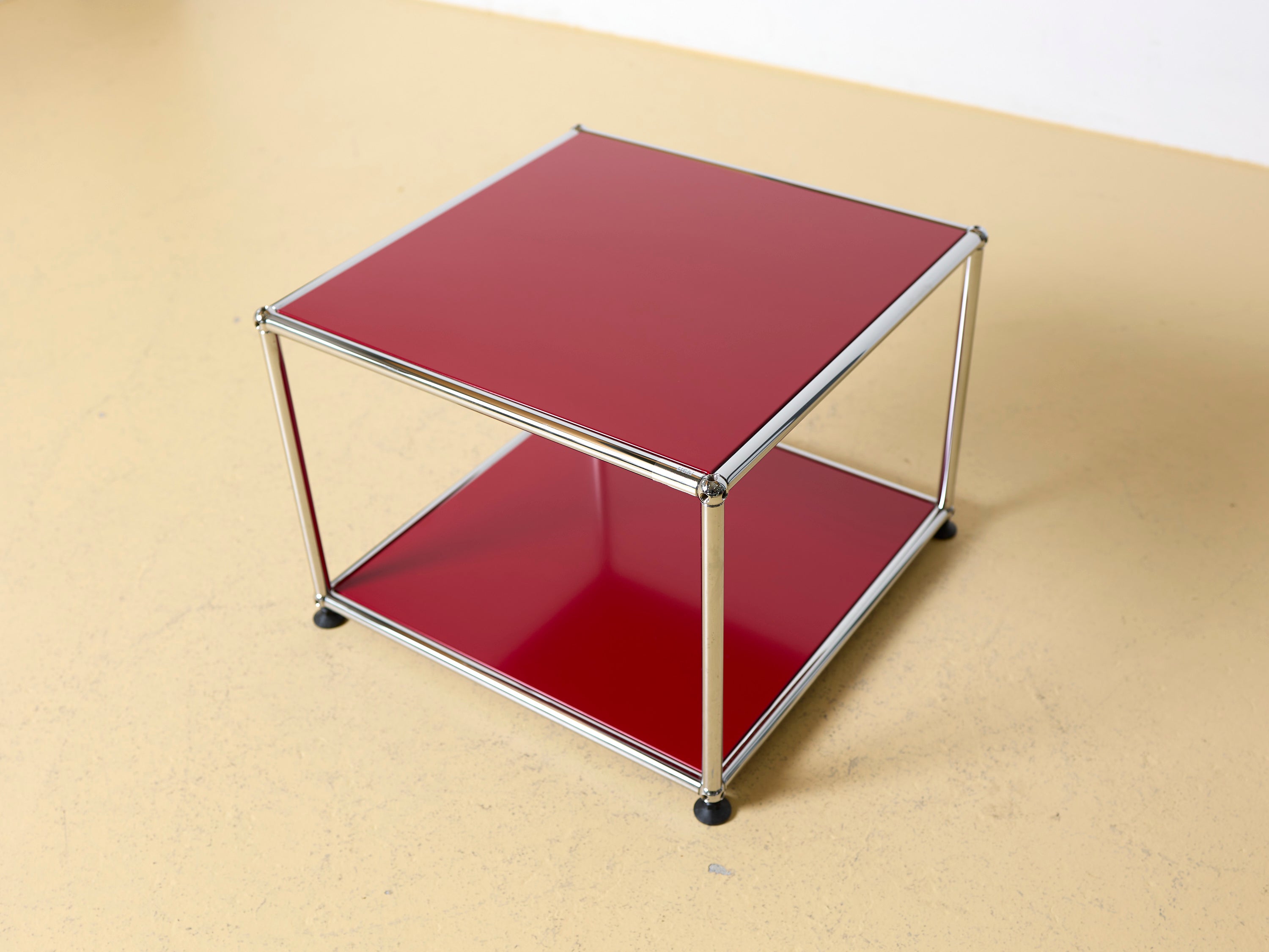 USM Haller Beistelltisch oder Nachttisch offen. Modularer Designklassiker im Schweizer Design für Ihr Schlafzimmer oder Wohnzimmer in diversen Farben, erhältlich bei ateler TILIJA.