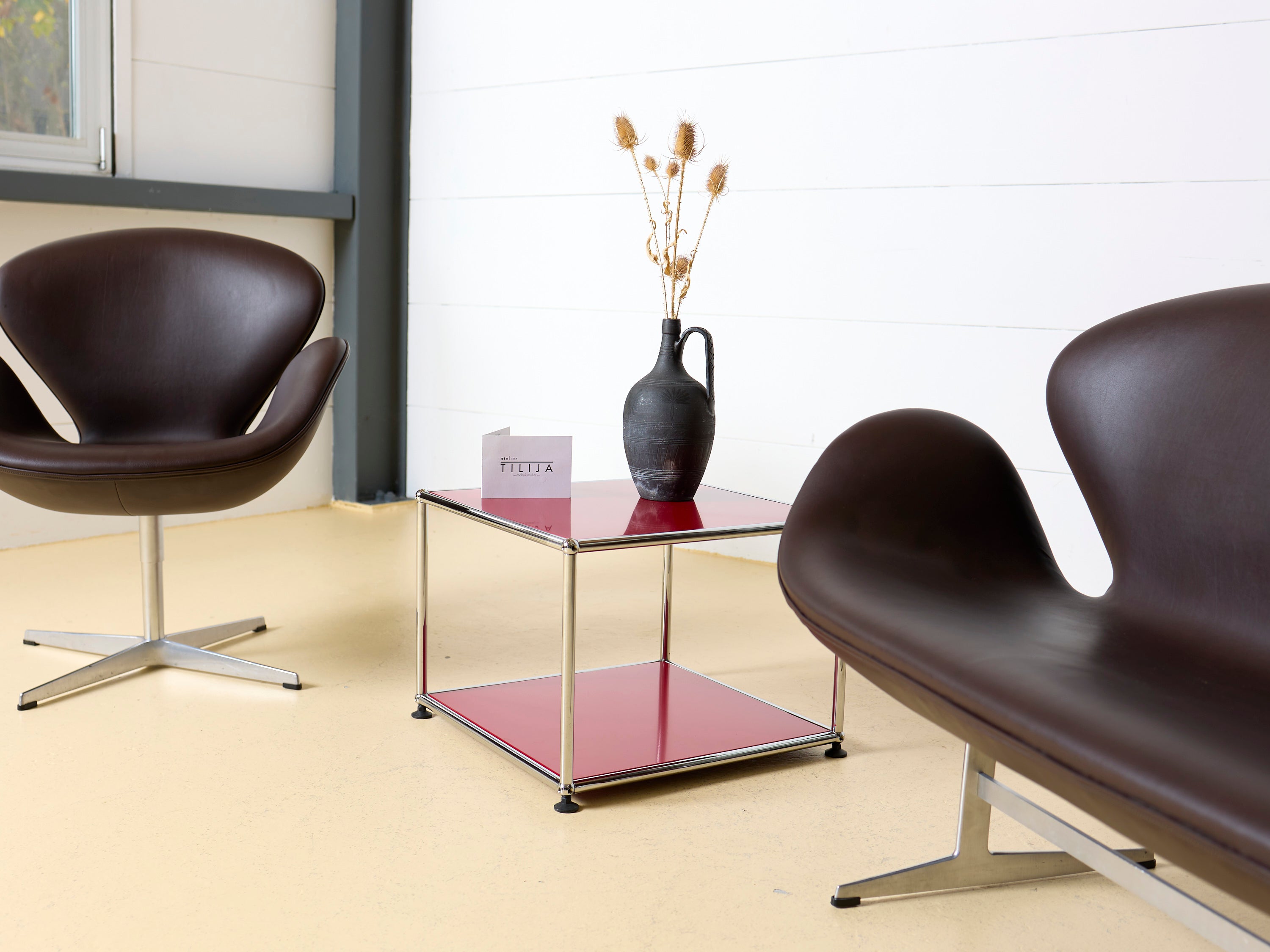 USM Haller Beistelltisch oder Nachttisch offen. Modularer Designklassiker im Schweizer Design für Ihr Schlafzimmer oder Wohnzimmer in diversen Farben, erhältlich bei ateler TILIJA.