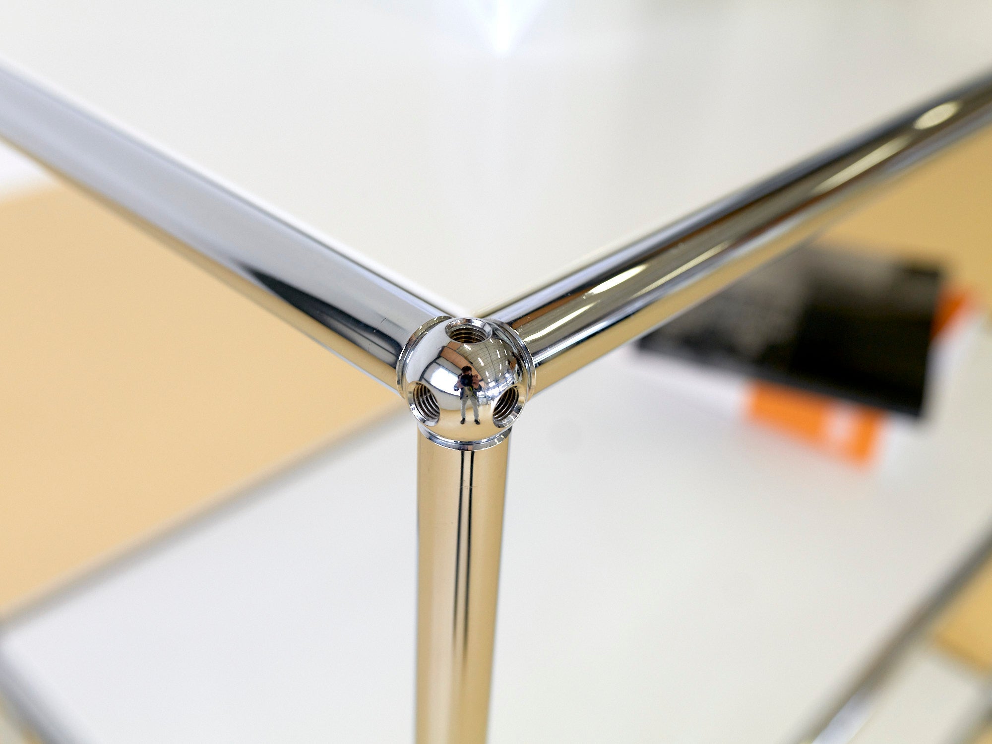 Reinweisses USM Haller Regal in sehr gutem Zustand. Zeitloser Designklassiker als Secondhand, erhältlich bei atelier TILIJA.