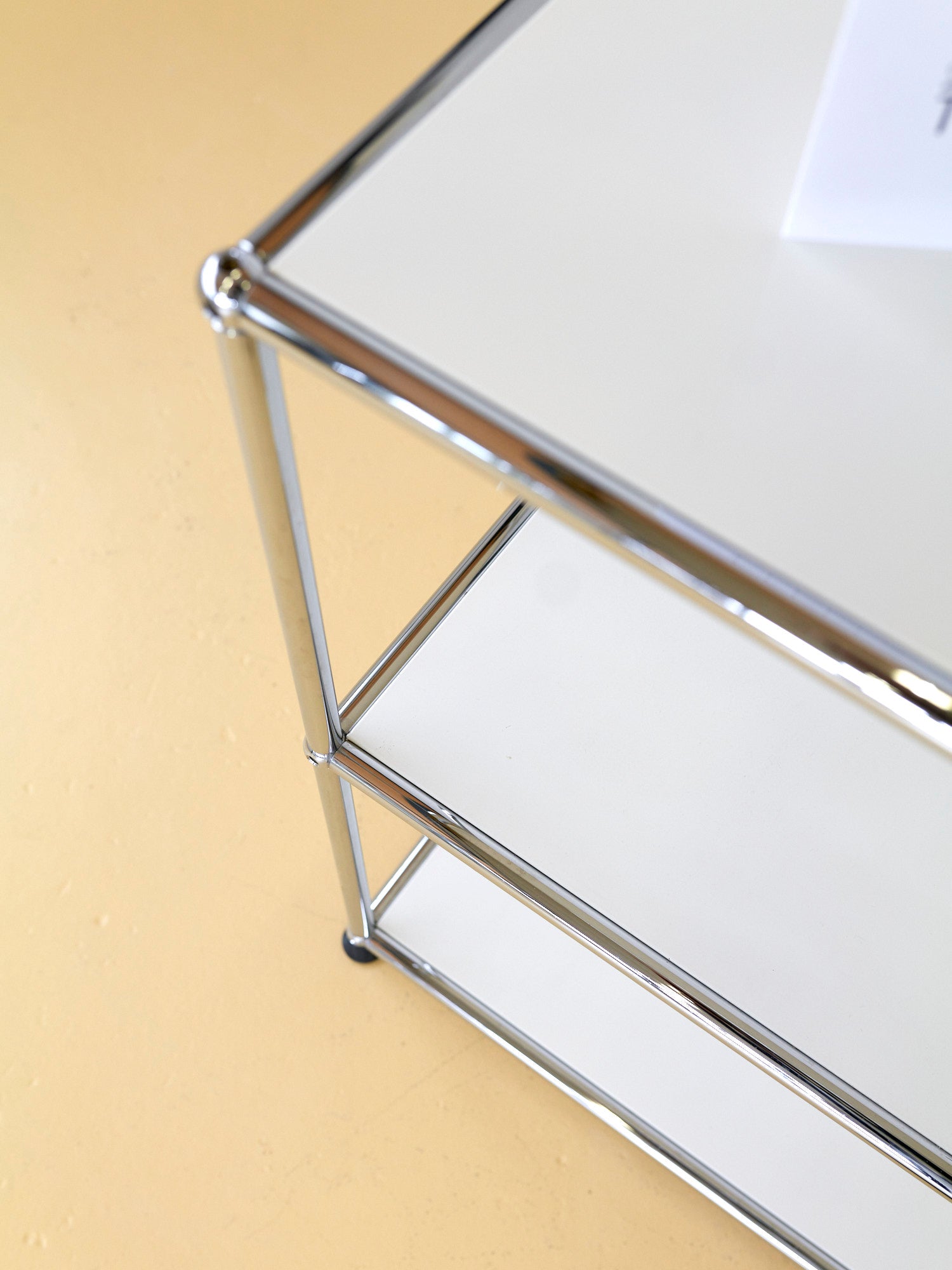 Reinweisses USM Haller Regal in sehr gutem Zustand. Zeitloser Designklassiker als Secondhand, erhältlich bei atelier TILIJA.