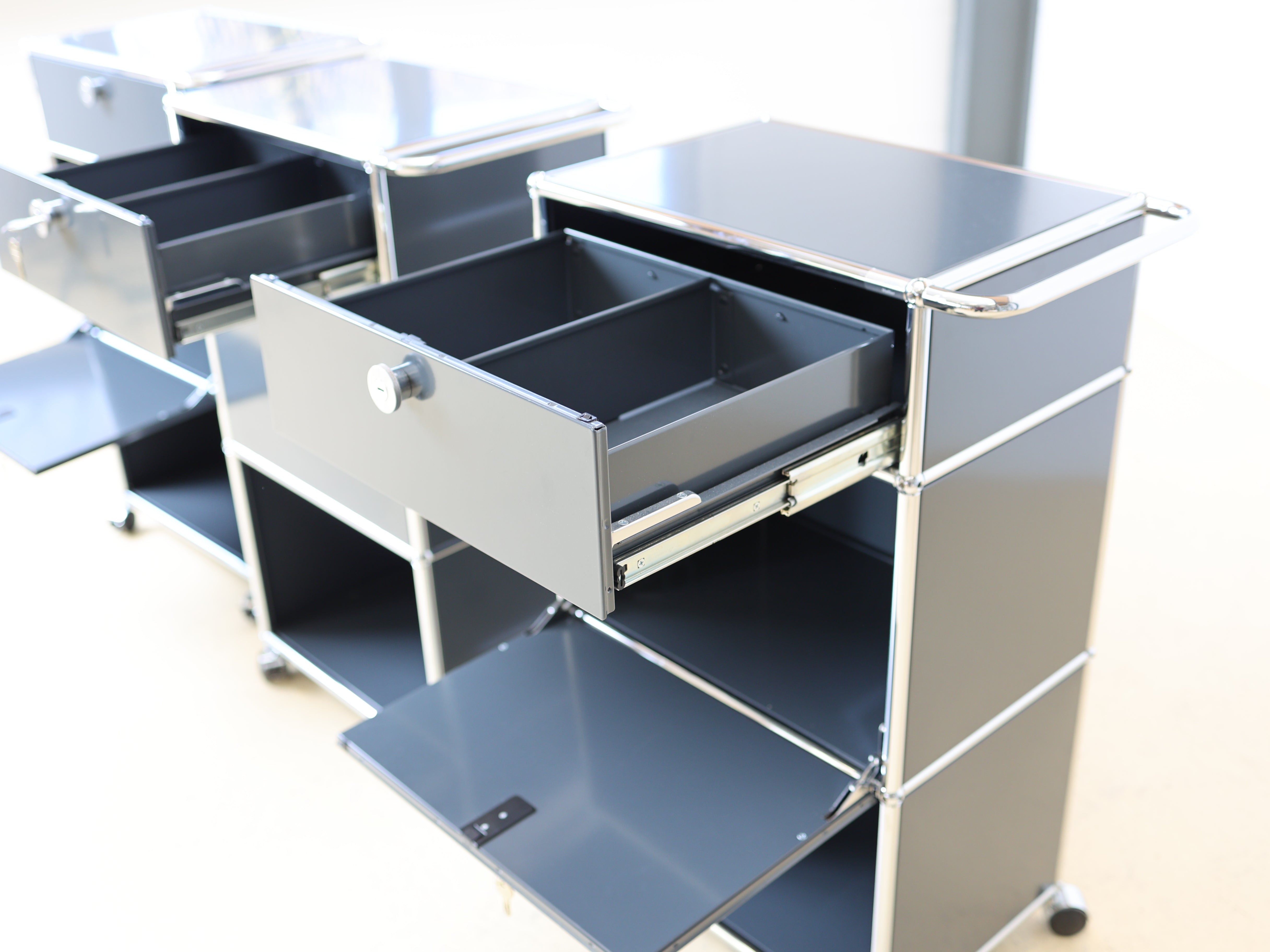 Anthrazitgrauer USM Haller Trolley auf Rollen mit Griff. Ein vielseitiger Servierboy oder Barwagen als aufbereiteter Designklassiker bei atelier TILIJA.