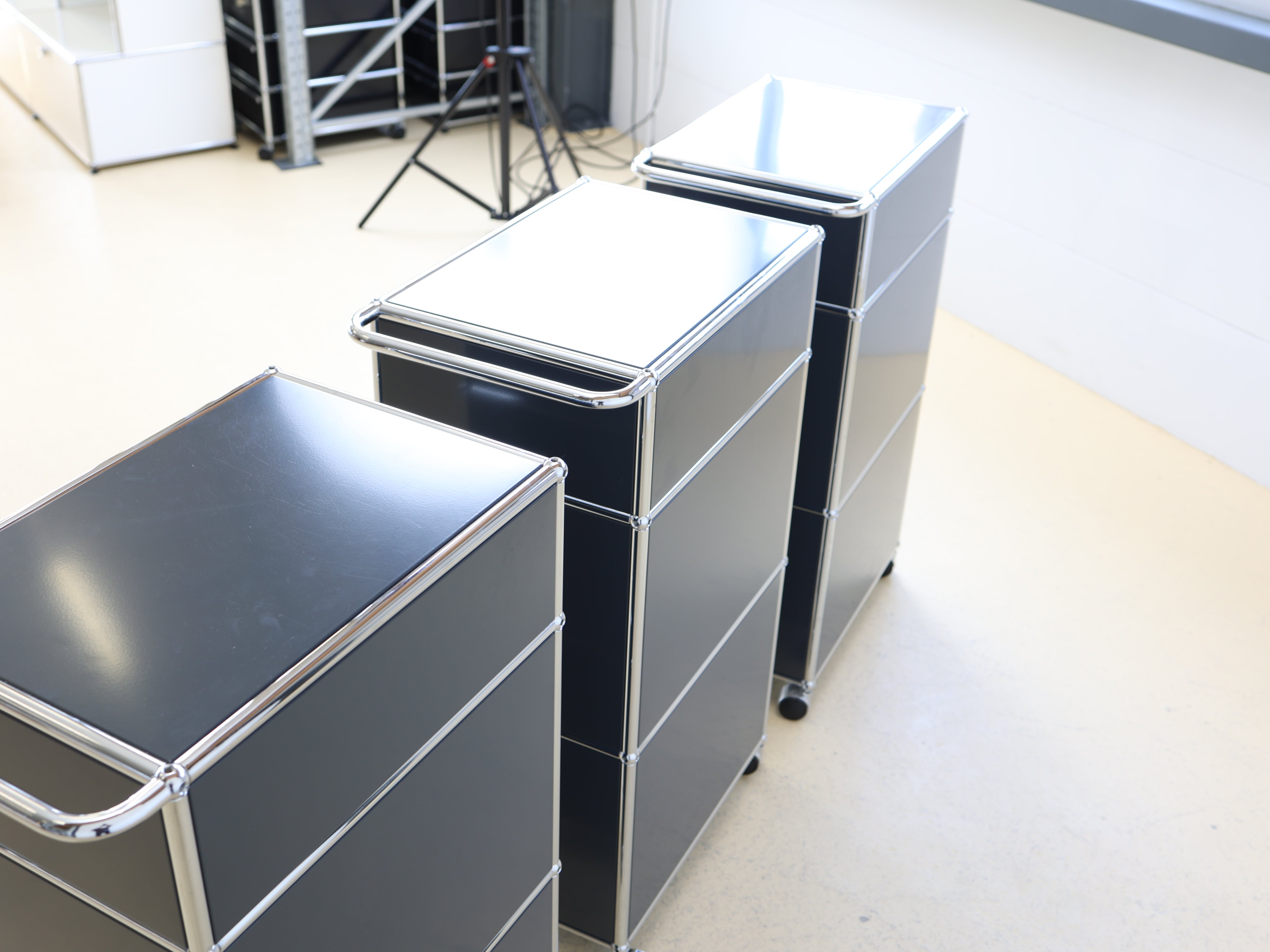 Anthrazitgrauer USM Haller Trolley auf Rollen mit Griff. Ein vielseitiger Servierboy oder Barwagen als aufbereiteter Designklassiker bei atelier TILIJA.