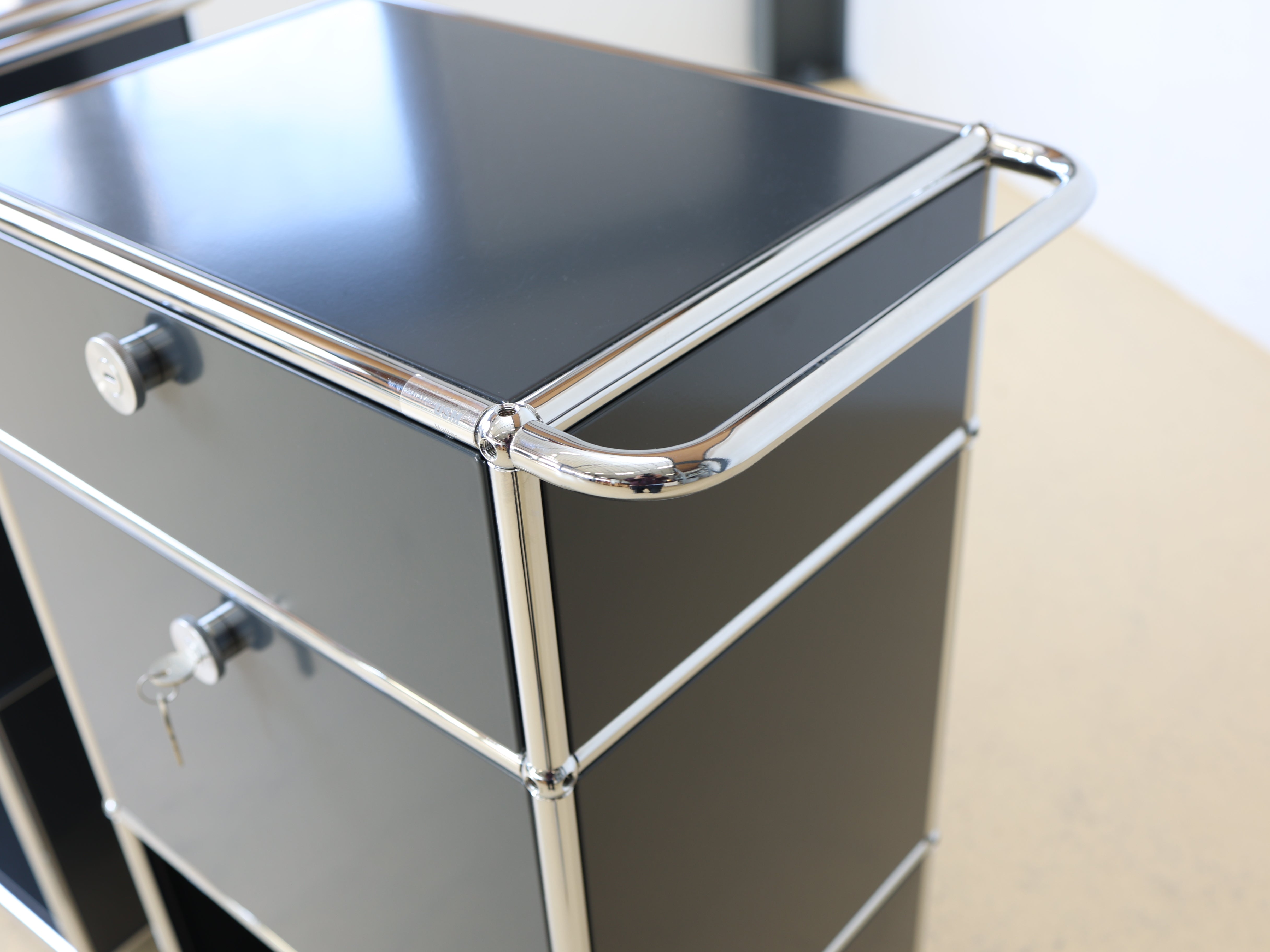 Anthrazitgrauer USM Haller Trolley auf Rollen mit Griff. Ein vielseitiger Servierboy oder Barwagen als aufbereiteter Designklassiker bei atelier TILIJA.