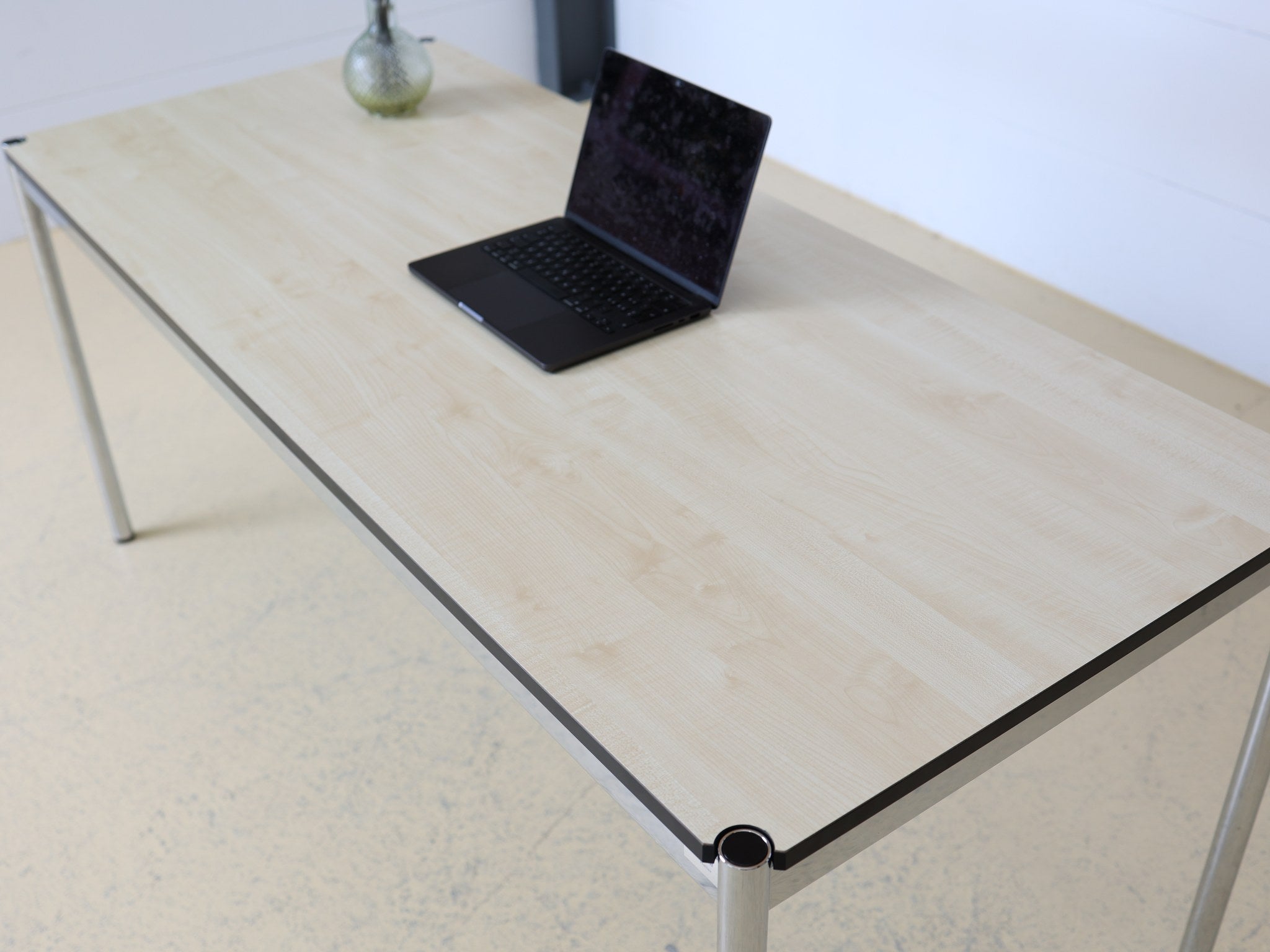 USM Haller Arbeitstisch Ahorn furniert Occasion atelier TILIJA