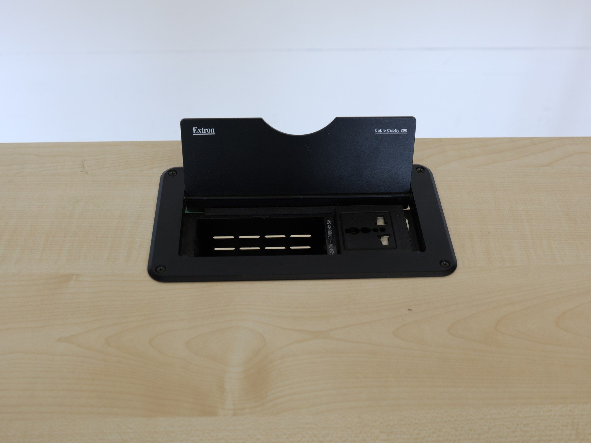 USM Haller Schreibtisch Seitenansicht zeigt elegante Proportionen