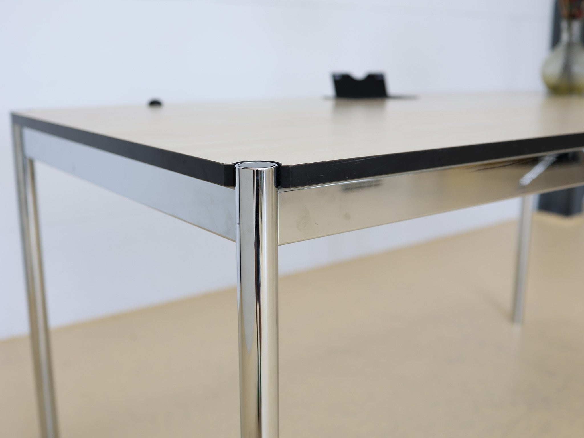 USM Haller Tischgestell Detail mit charakteristischer Konstruktion
