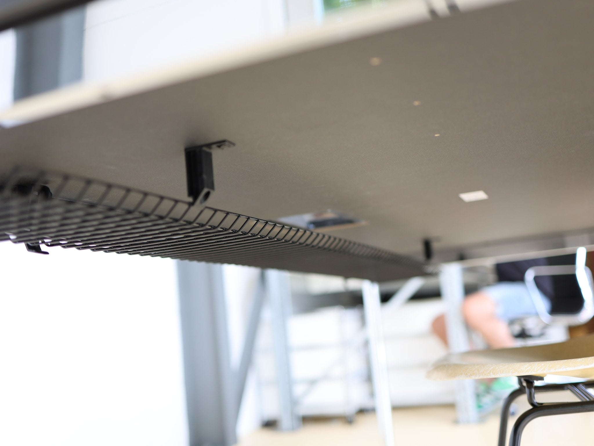 Kabelwanne unter dem USM Haller Schreibtisch für ordentliches Kabelmanagement