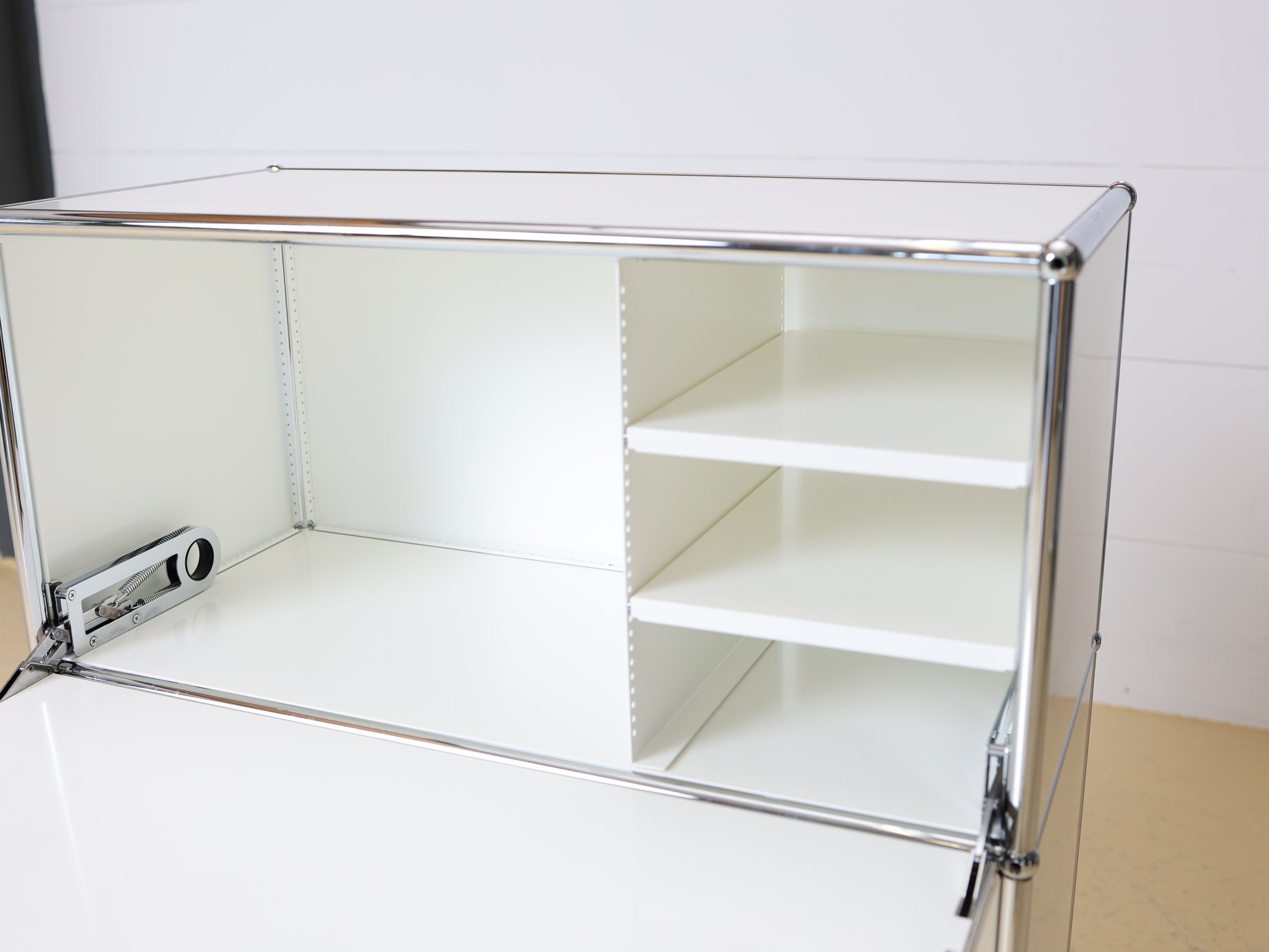 USM Haller Sekretär Reinweiss 1x3 Frontansicht mit drei Klappen bei atelier TILIJA