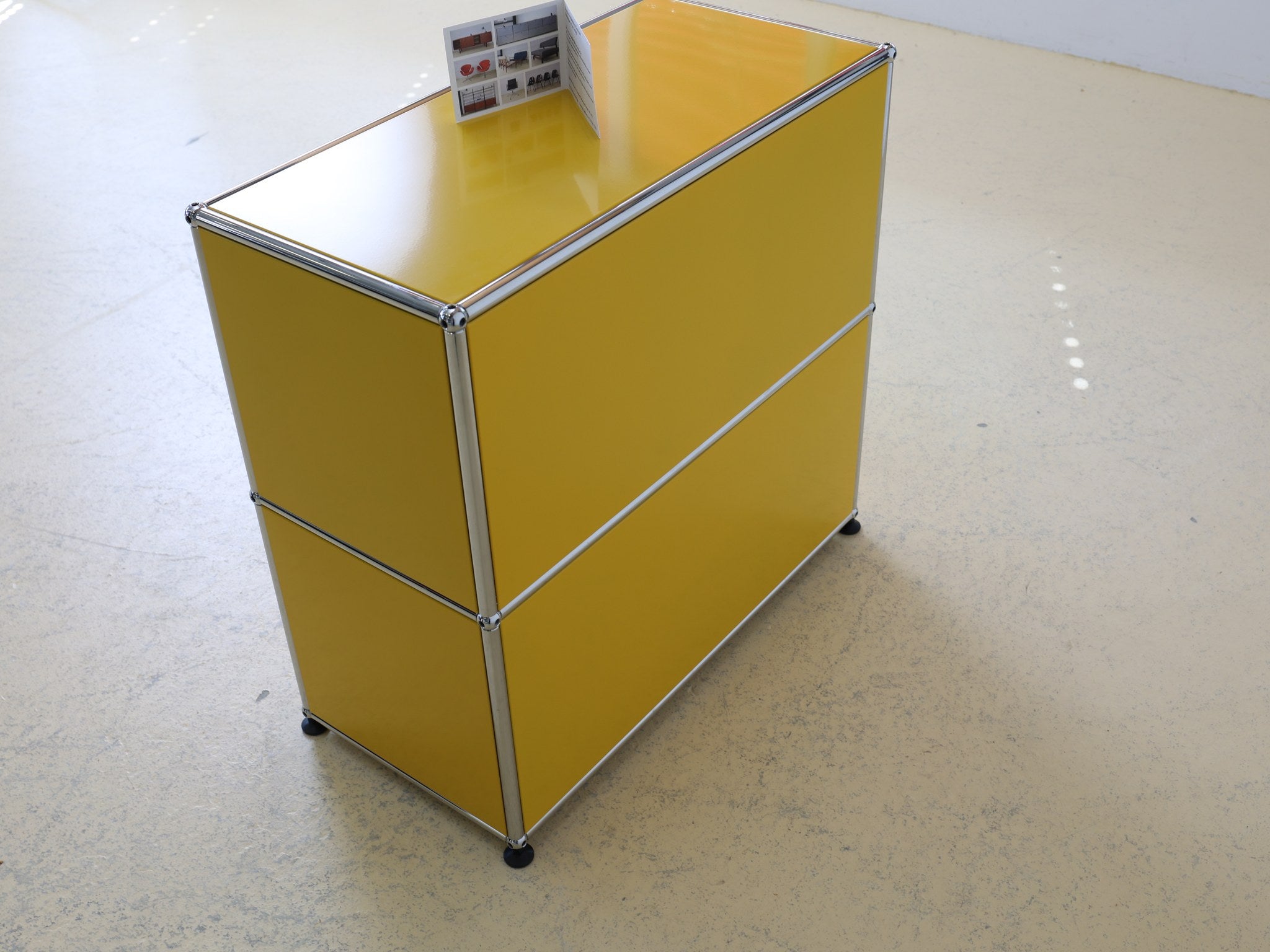 USM Haller Sideboard Schweizer Design Goldgelb bei atelier TILIJA