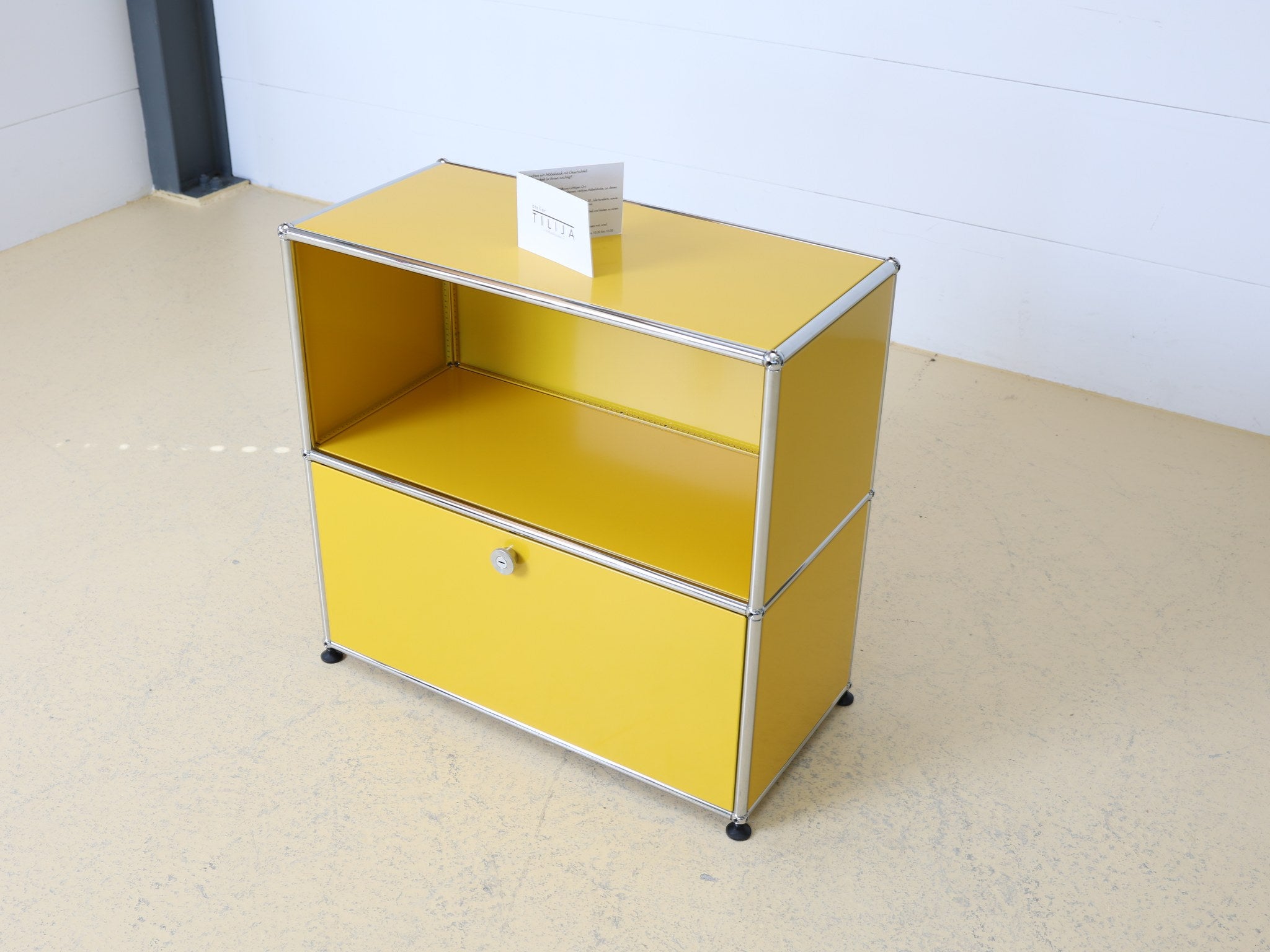 USM Haller Sideboard Goldgelb Detailansicht Kugelverbinder und Chromrohr