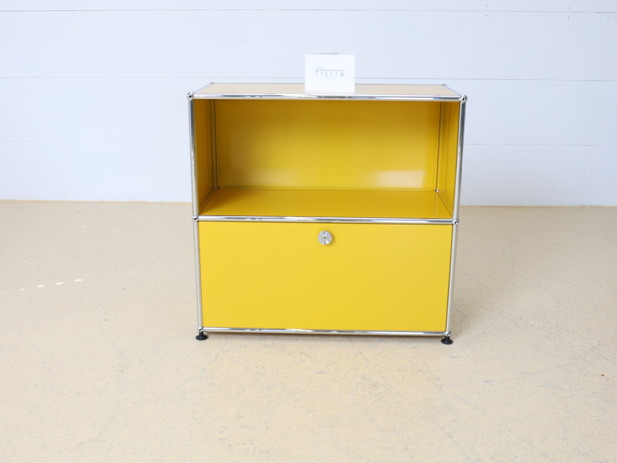 USM Haller Sideboard 1x2 Goldgelb seitliche Perspektive