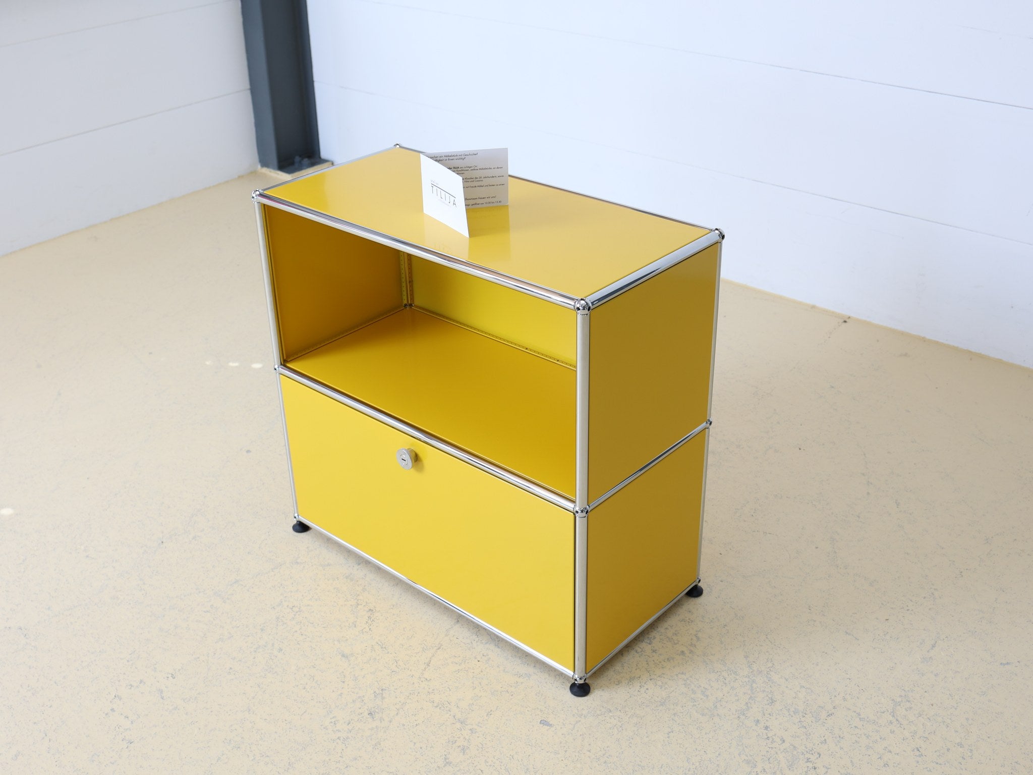 USM Haller Möbelsystem Sideboard in Goldgelb geöffnete Klapptür